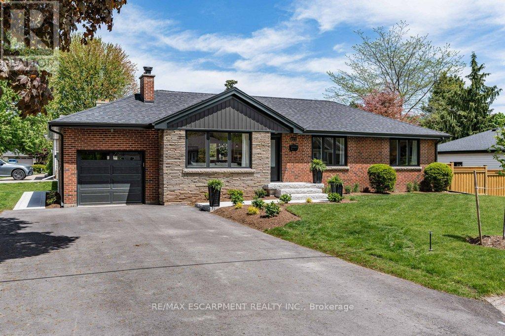 877 Condor Drive, Burlington, Ontario  L7T 3A8 - Photo 2 - W12167379