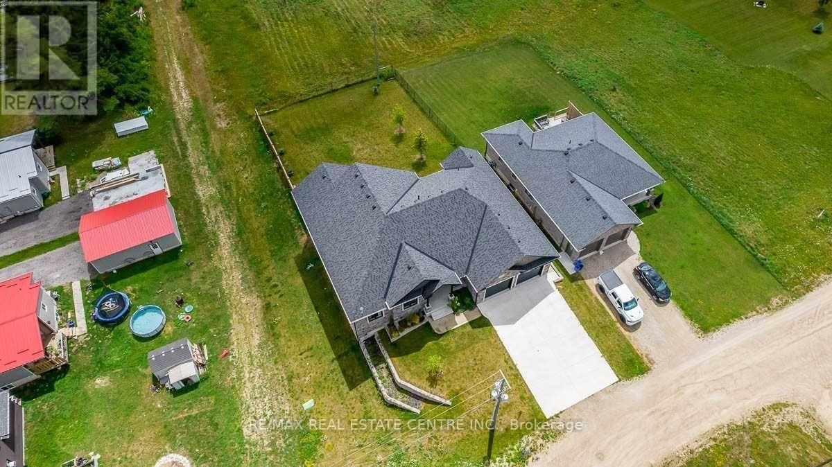 25 Nelson Street, Minto, Ontario  N0G 1M0 - Photo 10 - X12167322