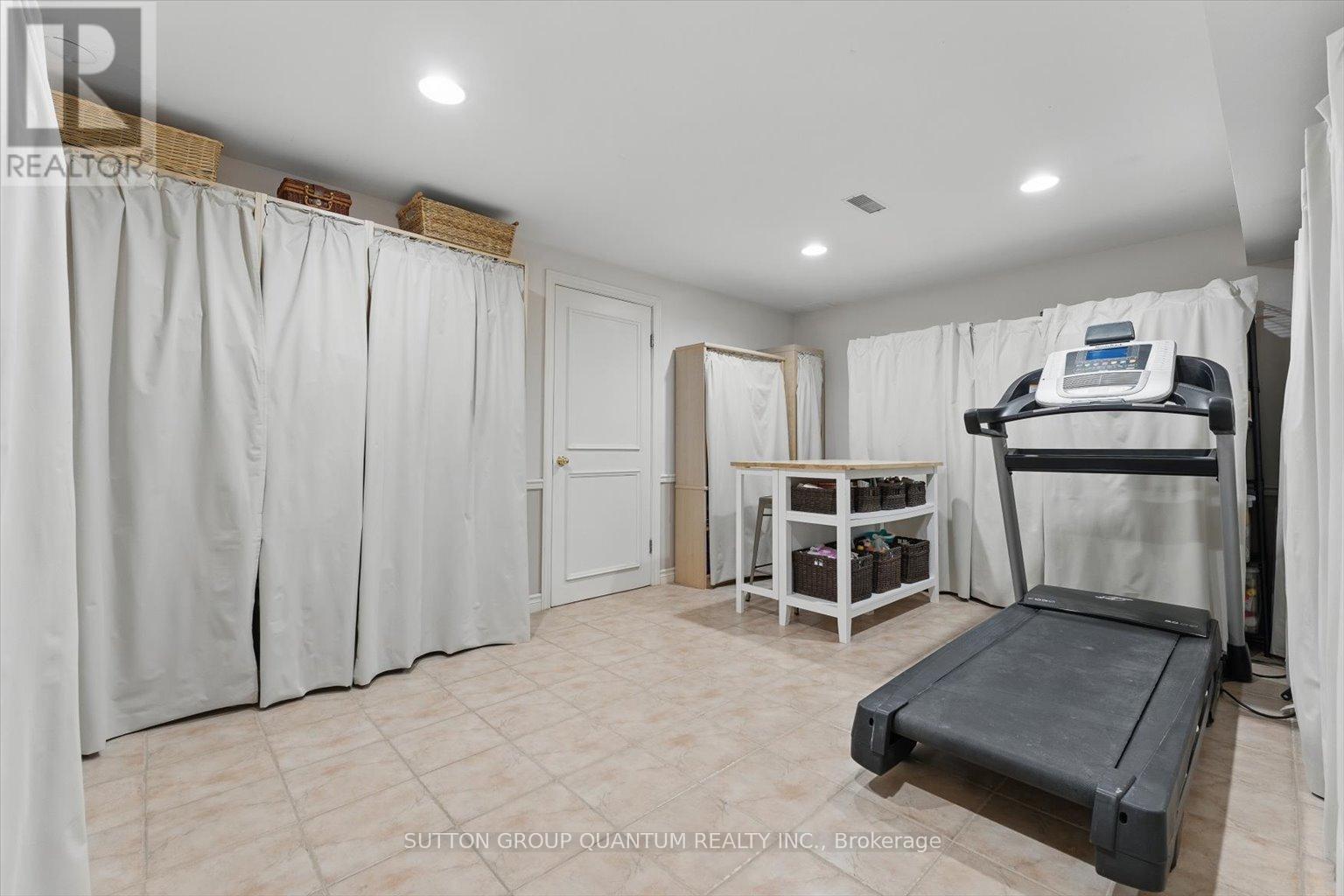 347 Pinetree Way, Mississauga, Ontario  L5G 2R4 - Photo 40 - W12167119