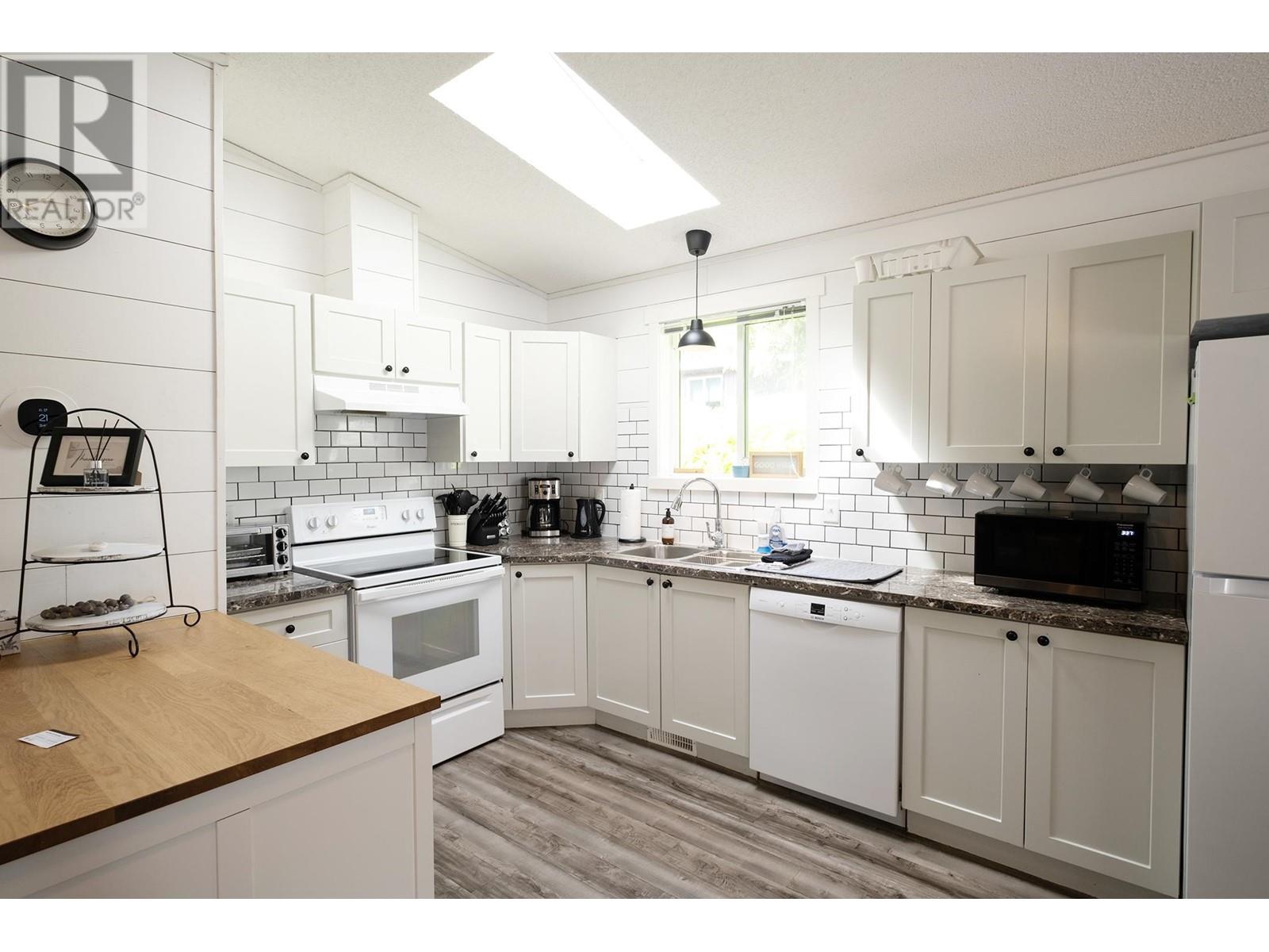 5611 Wakefield Road, Sechelt, British Columbia  V7Z 0N3 - Photo 6 - R3006207