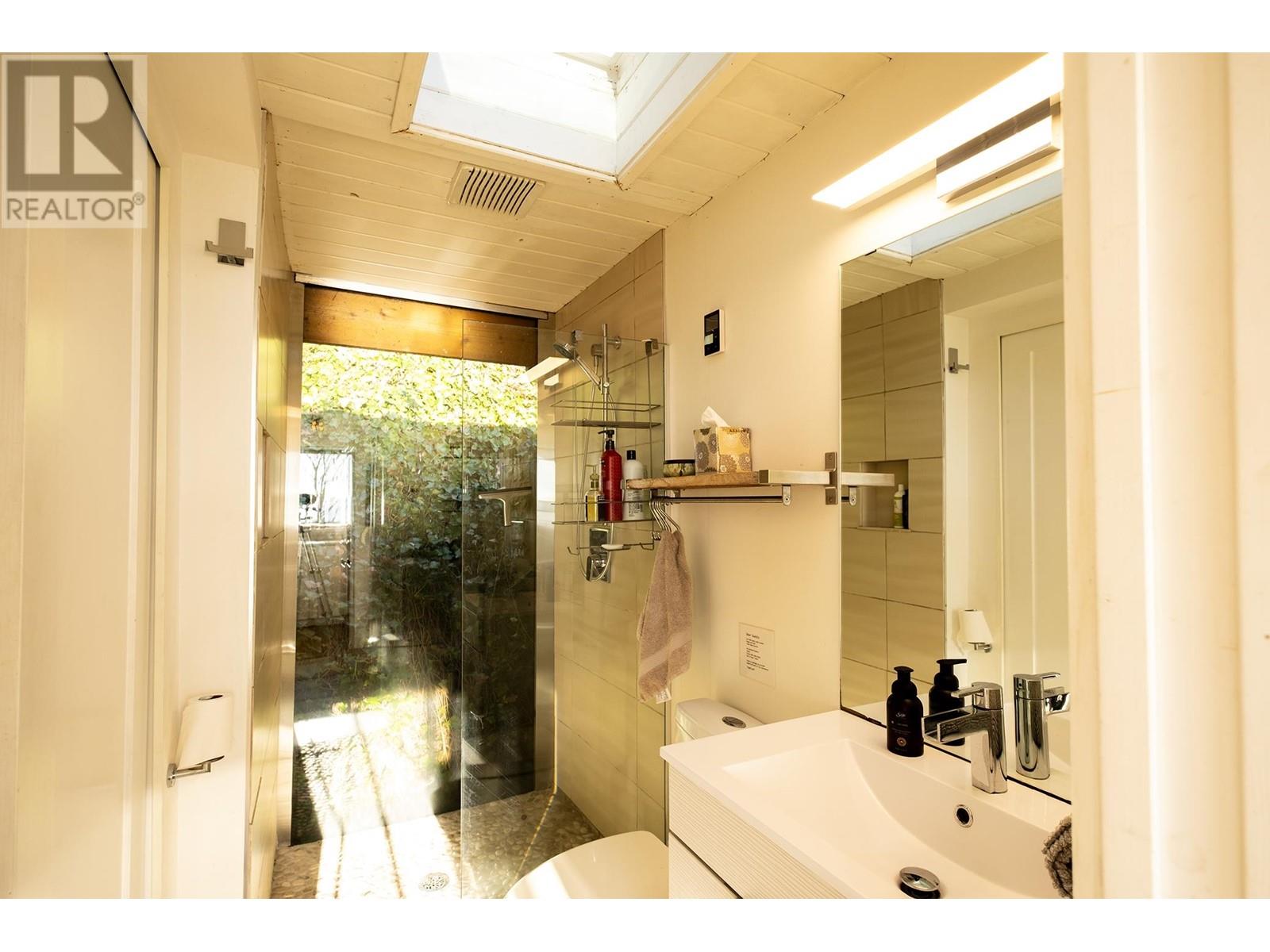 2028 Ocean Beach Esplanade, Gibsons, British Columbia  V0N 1V5 - Photo 21 - R3006213