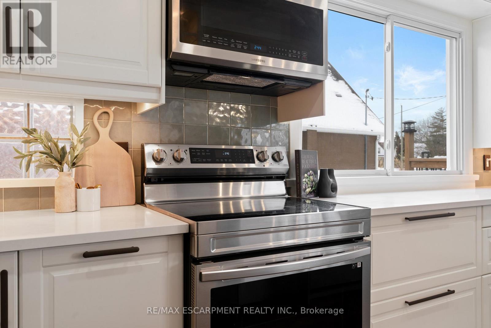 18 Flanders Avenue, St. Catharines, Ontario  L2M 5X3 - Photo 11 - X12167092
