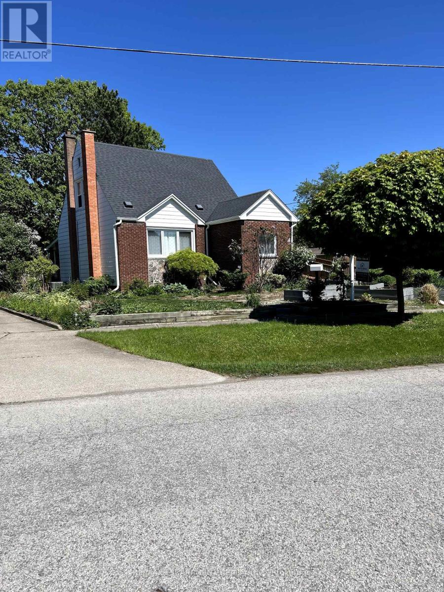18 Flanders Avenue, St. Catharines, Ontario  L2M 5X3 - Photo 2 - X12167092