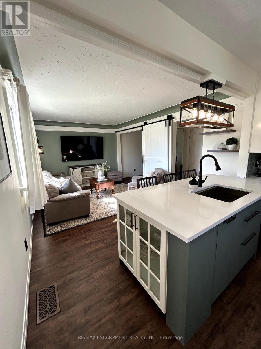 18 Flanders Avenue, St. Catharines, Ontario  L2M 5X3 - Photo 6 - X12167092