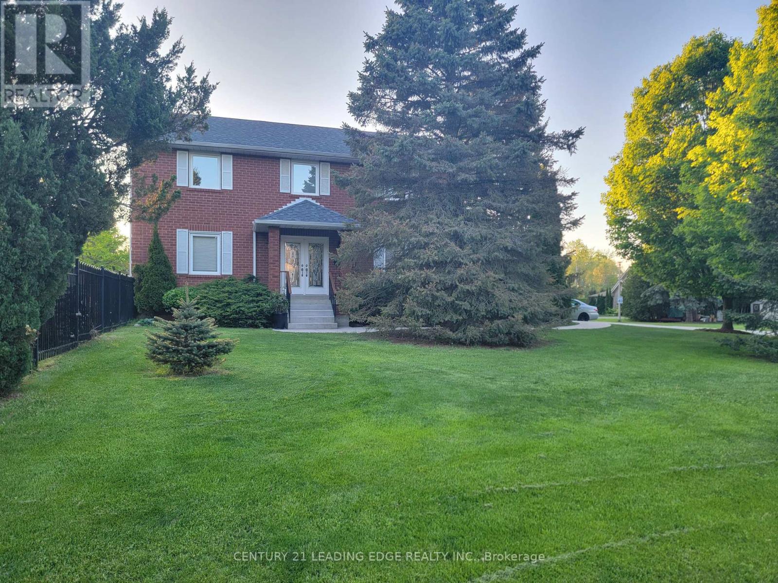 2 Colleen Crescent, Caledon (Caledon East), Ontario  L7C 1E8 - Photo 3 - W12149495