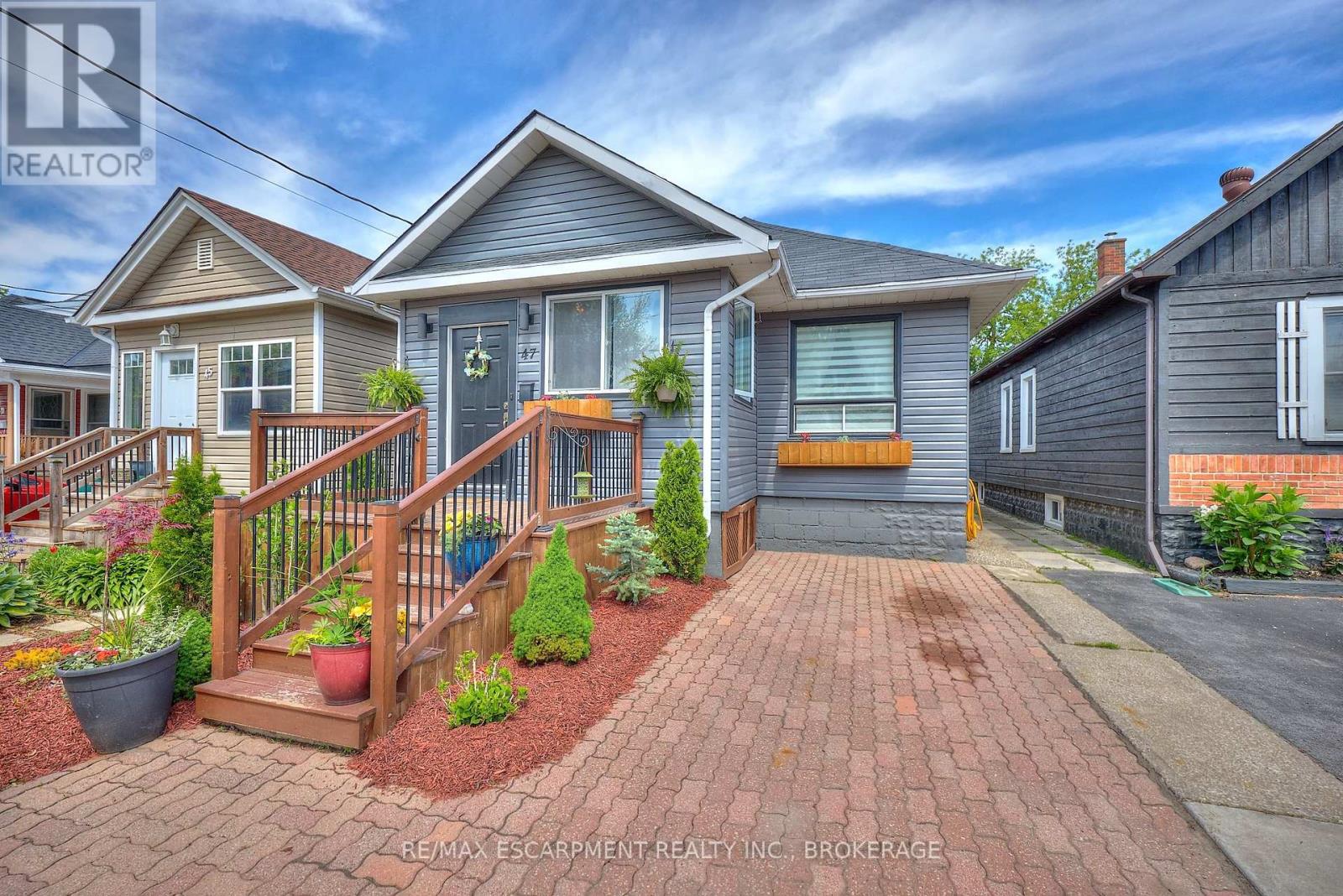 47 Lowell Avenue, St. Catharines (Downtown), Ontario  L2R 2C9 - Photo 2 - X12167502