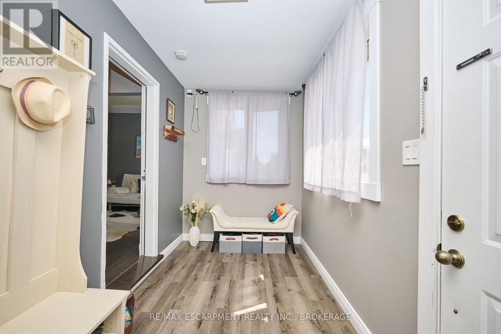 47 Lowell Avenue, St. Catharines (Downtown), Ontario  L2R 2C9 - Photo 4 - X12167502