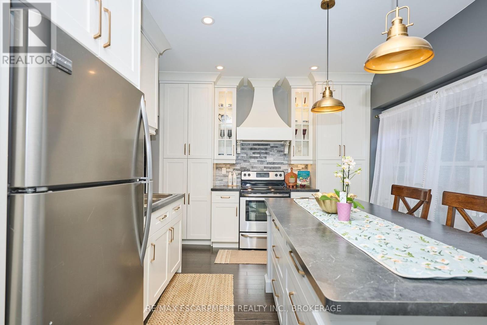 47 Lowell Avenue, St. Catharines (Downtown), Ontario  L2R 2C9 - Photo 8 - X12167502