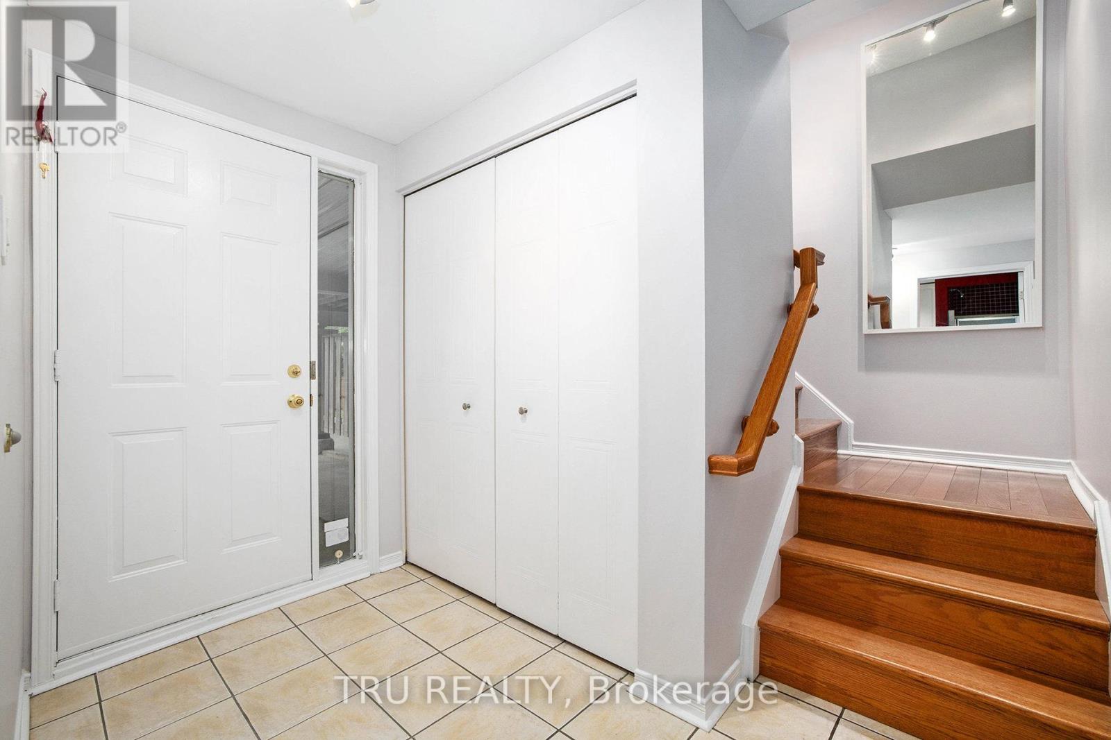 1118 Chimney Hill Way N, Ottawa, Ontario  K1J 8Z6 - Photo 2 - X12167457