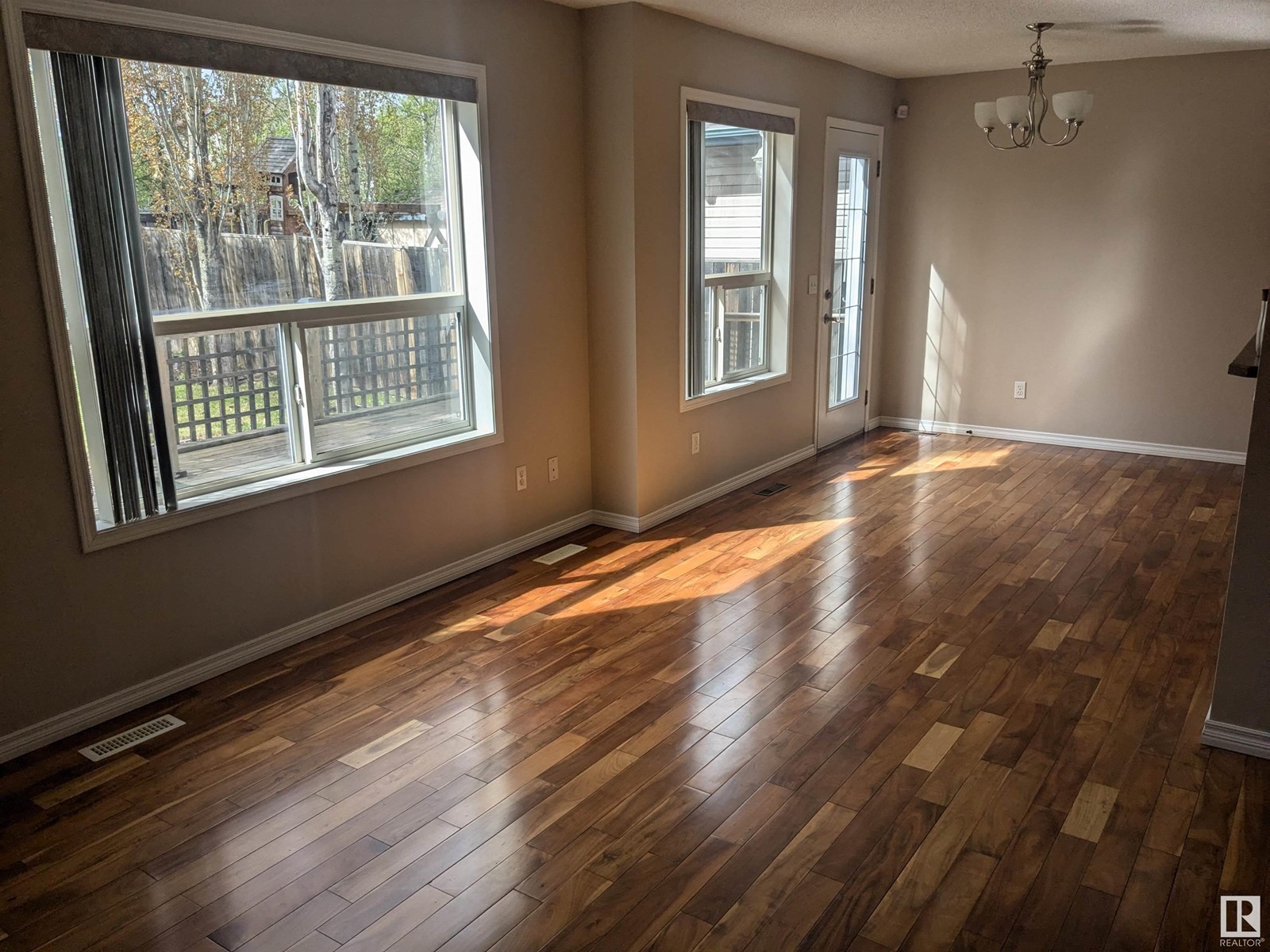 Property at 23 WESTERRA CL image 2