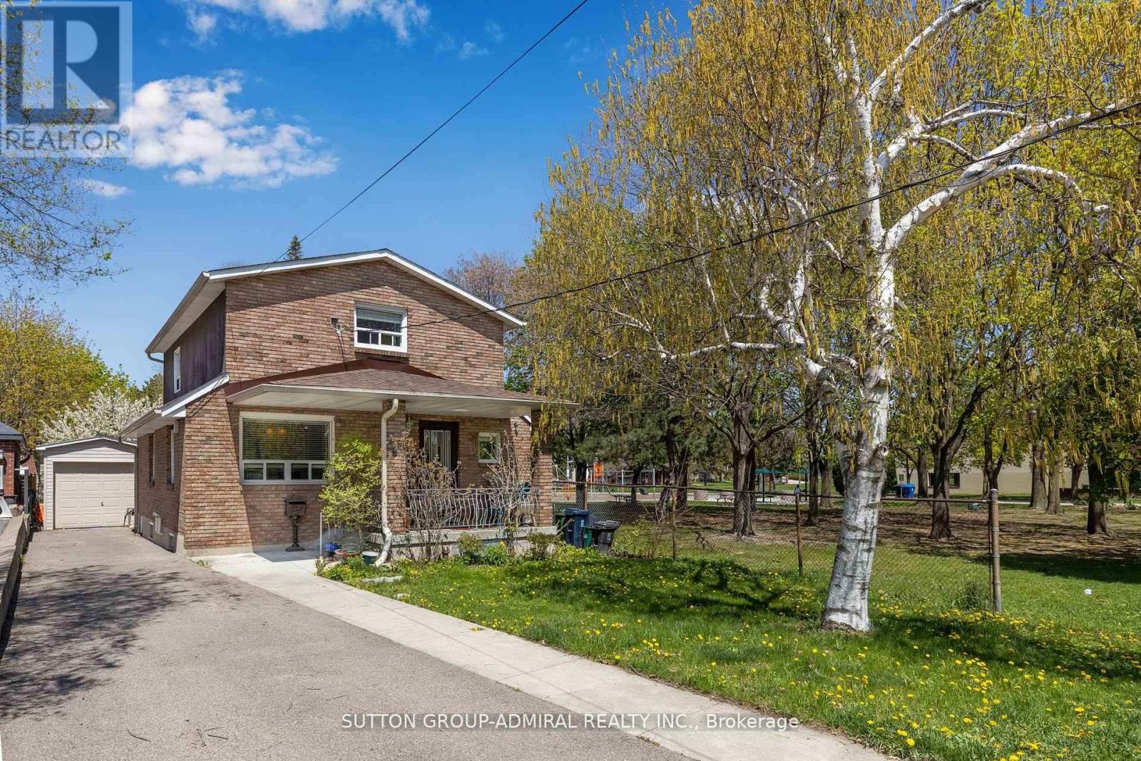 1052 GLENGROVE AVENUE, Toronto, Ontario