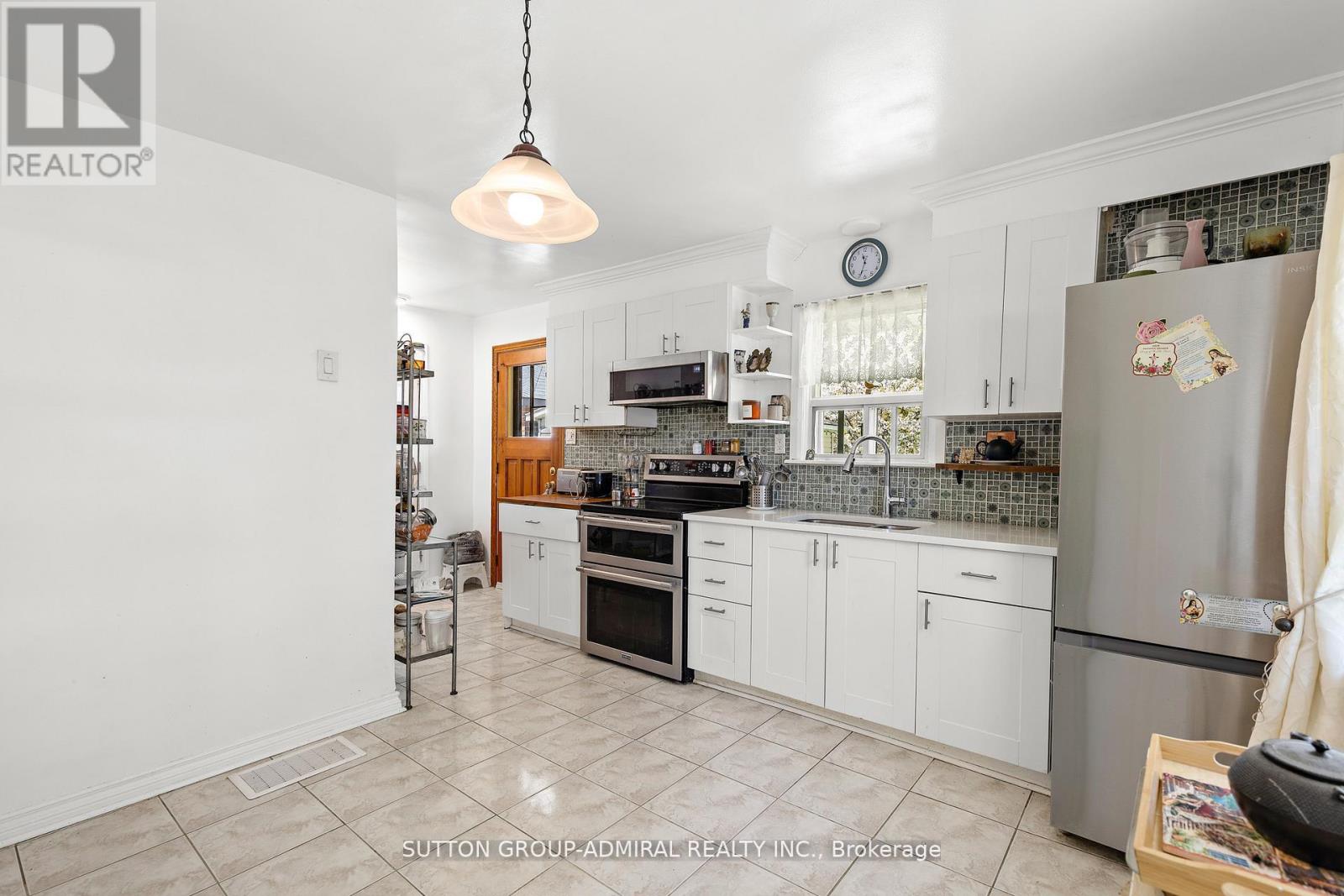 1052 Glengrove Avenue, Toronto (Yorkdale-Glen Park), Ontario  M6B 2K2 - Photo 8 - W12167459