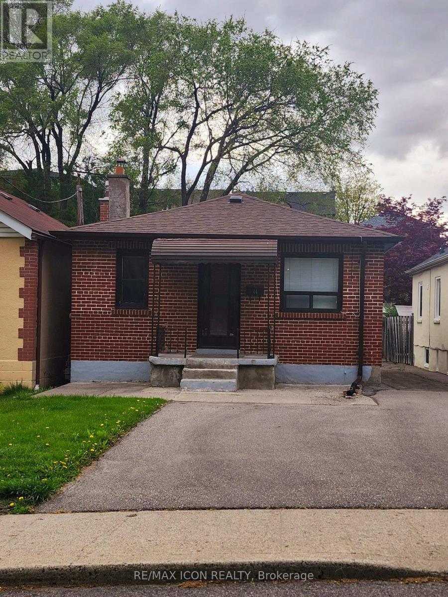 <div class="slider-price">$890,000</div><p>44 Haverson Boulevard, Toronto, Ontario</p>
