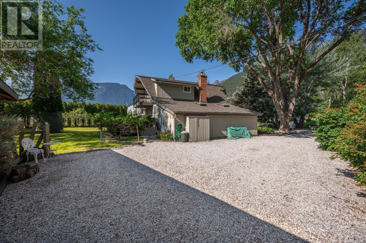 371 HOLLYWOOD Crescent, Lillooet, BC V0K1P0