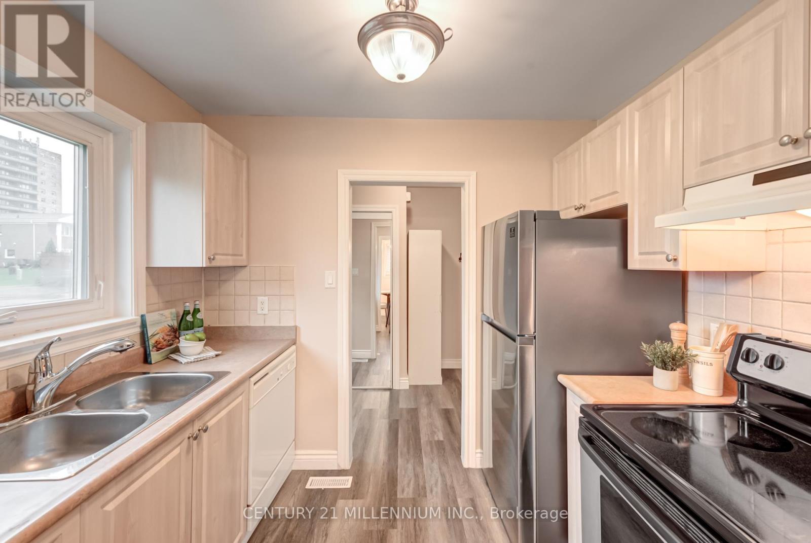 33 Town House Crescent, Brampton, Ontario  L6W 3C3 - Photo 10 - W12167529