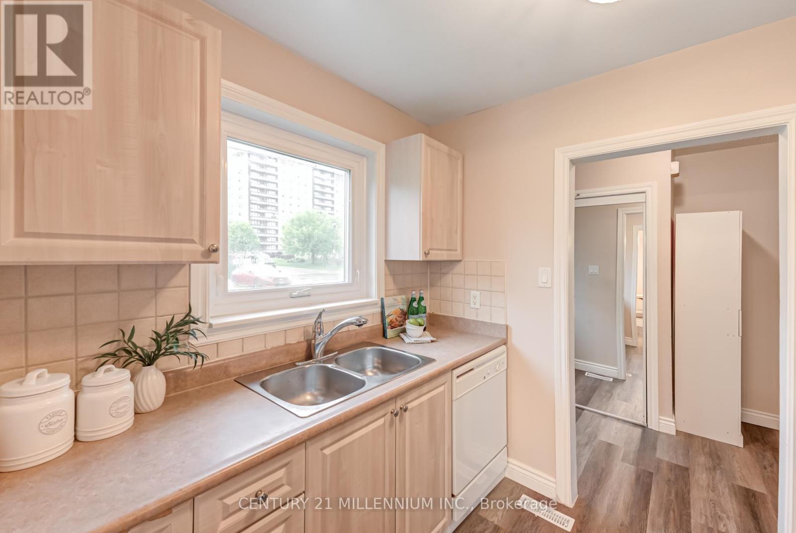 33 Town House Crescent, Brampton, Ontario  L6W 3C3 - Photo 9 - W12167529