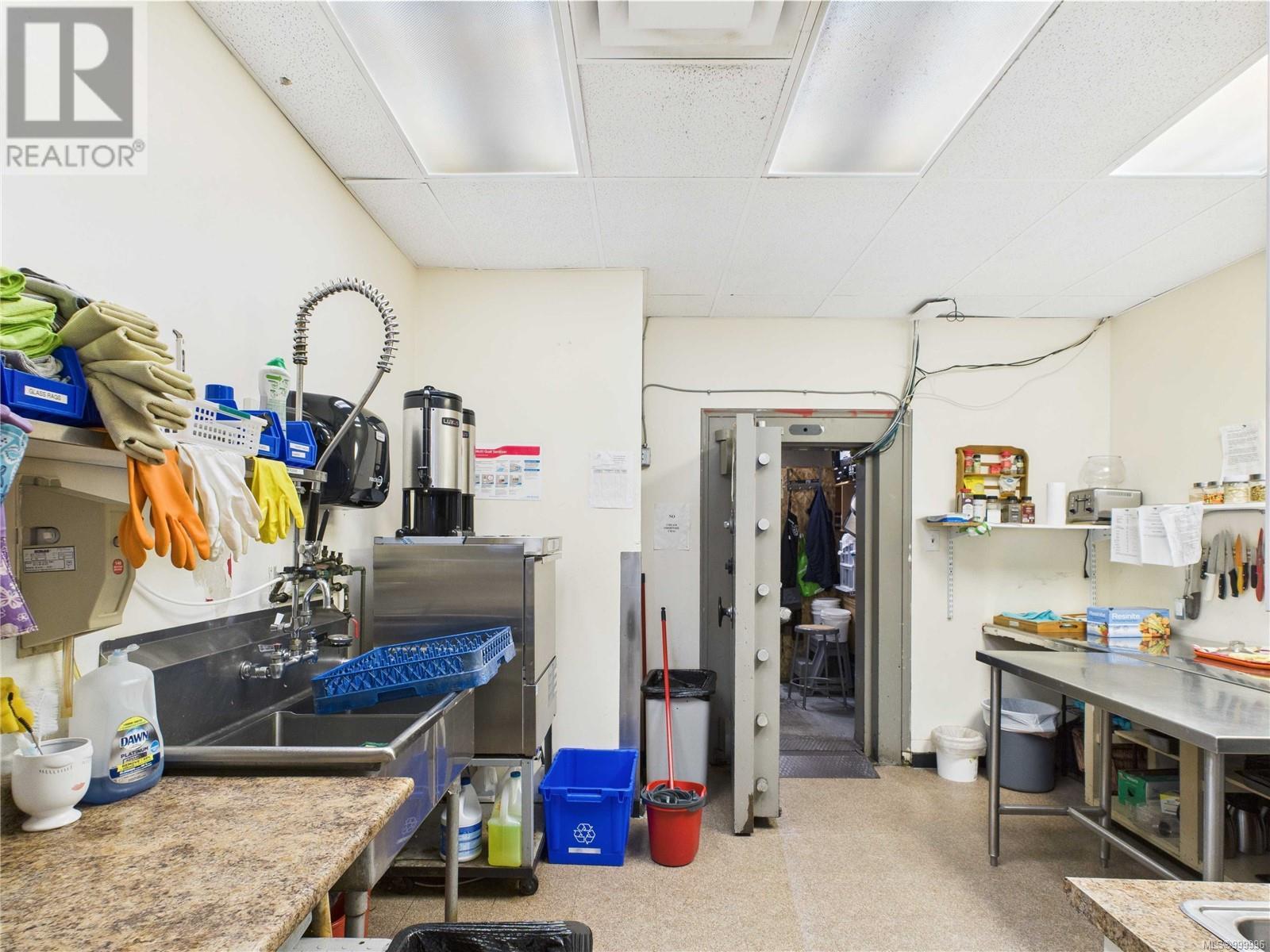 102 2417 Beacon Ave, Sidney, British Columbia  V8L 1X5 - Photo 13 - 999996