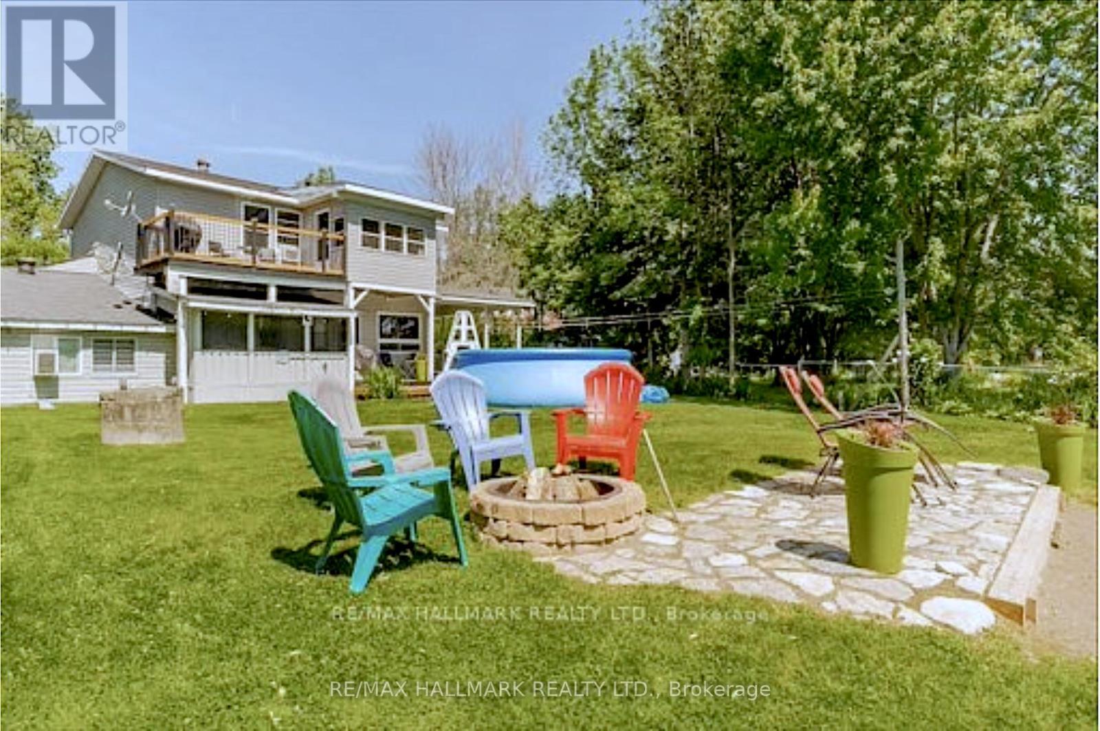 <div class="slider-price">$889,000</div><p>165 Trentside Lane, Quinte West, Ontario</p>