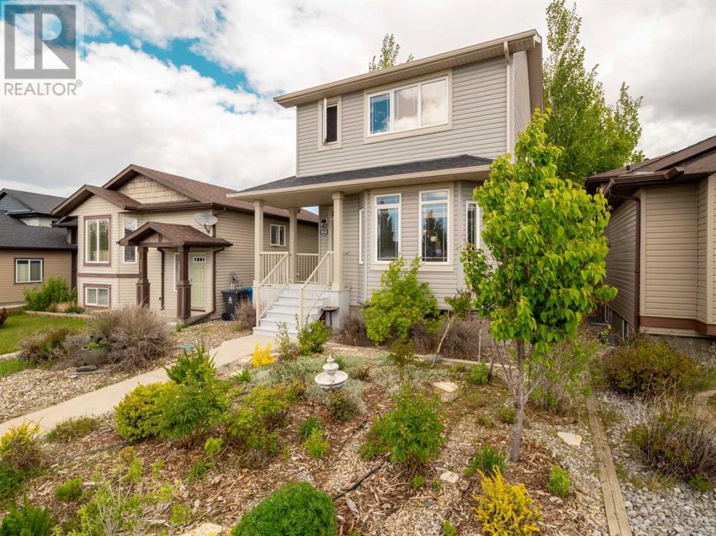 Property at 512 Silkstone Crescent W image 3