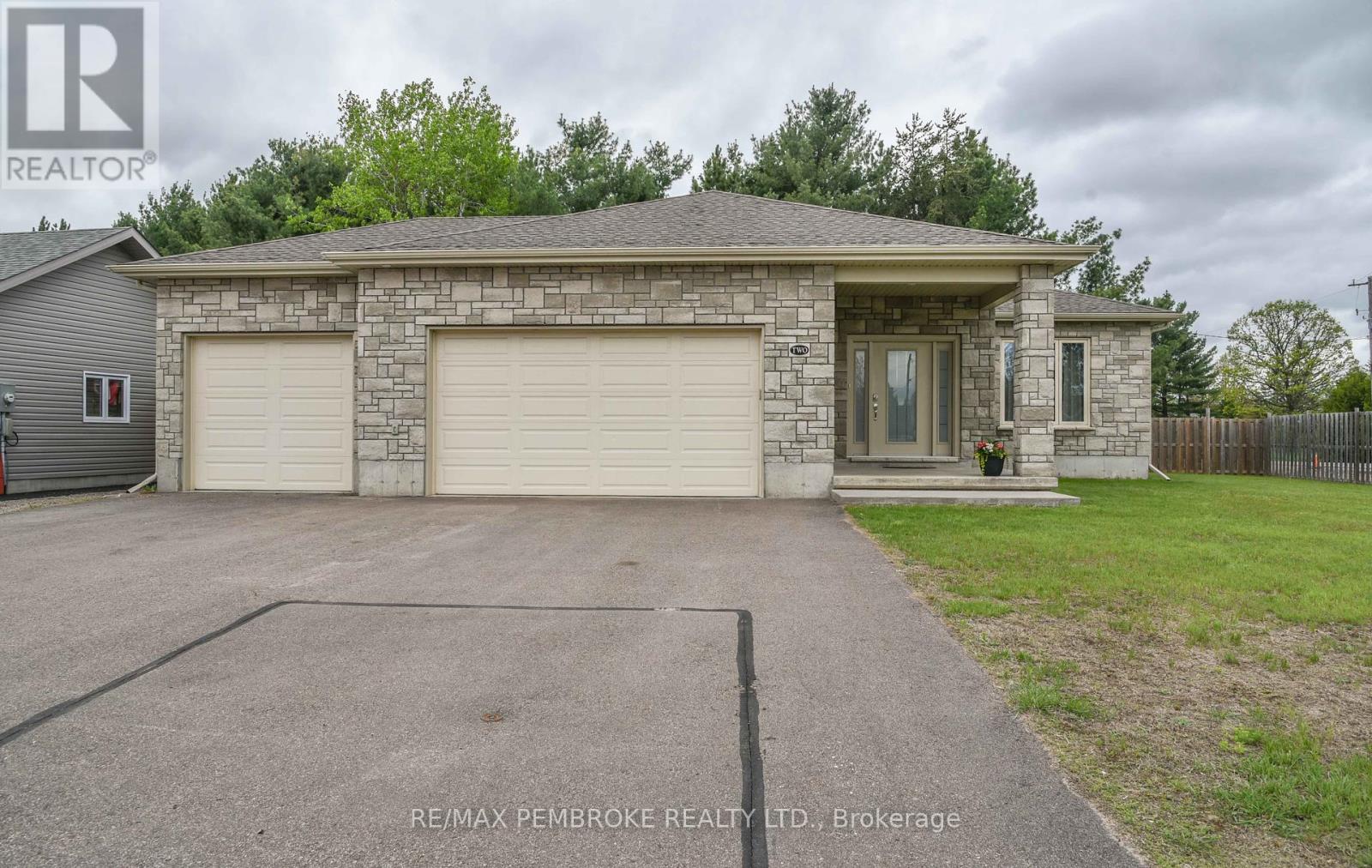 2 Marquis Drive, Petawawa, Ontario  K8H 0E5 - Photo 1 - X12167608