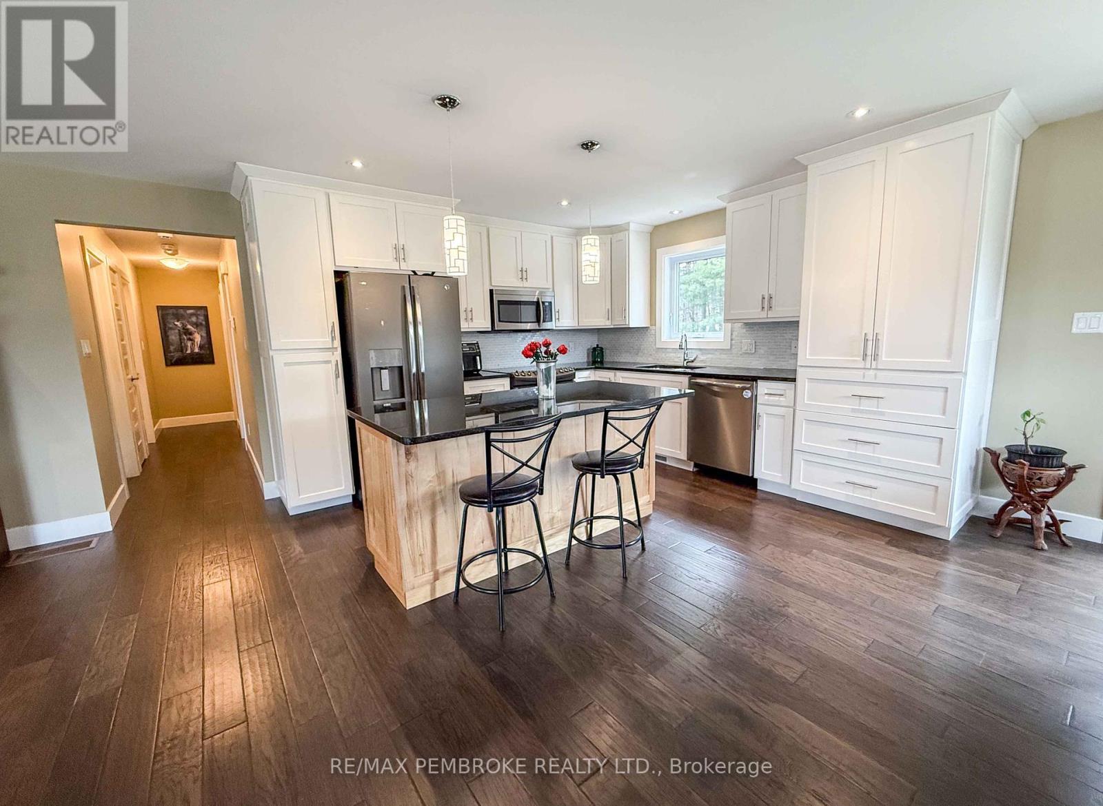 2 Marquis Drive, Petawawa, Ontario  K8H 0E5 - Photo 11 - X12167608