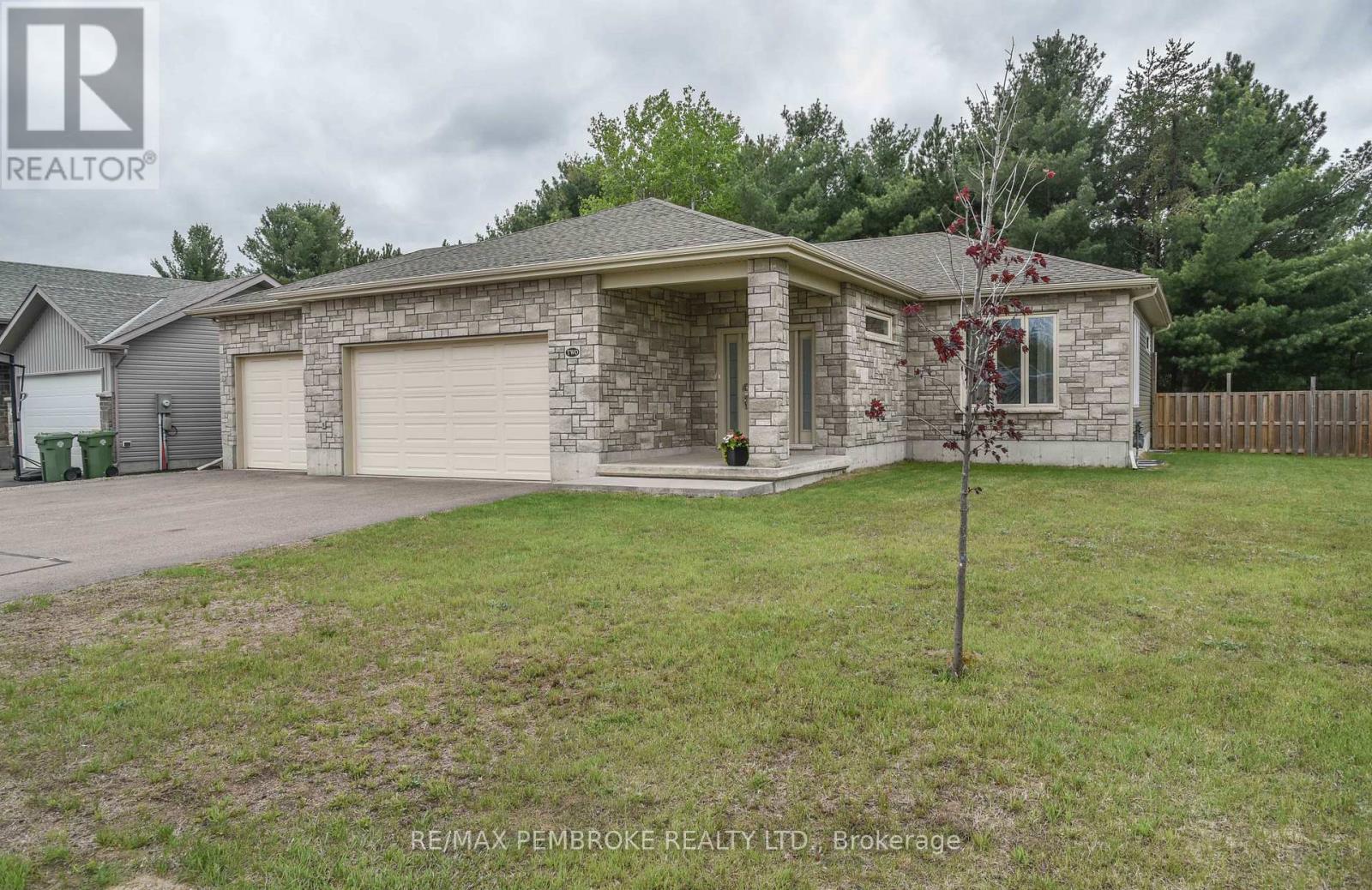 2 Marquis Drive, Petawawa, Ontario  K8H 0E5 - Photo 2 - X12167608