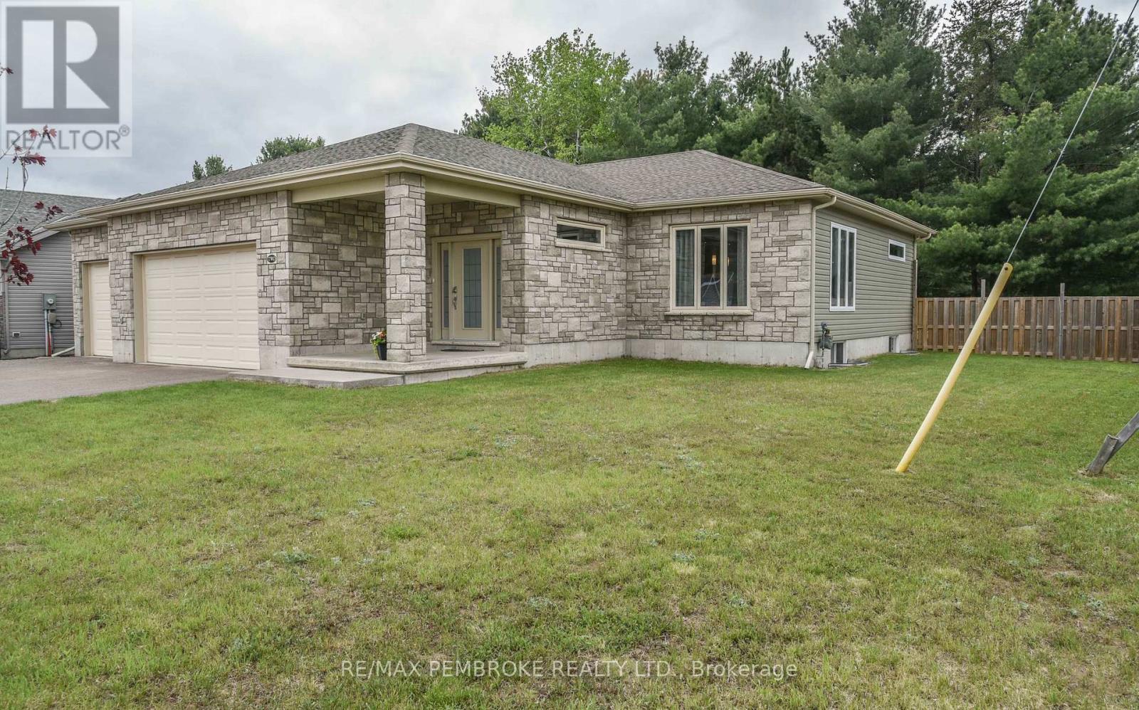 2 Marquis Drive, Petawawa, Ontario  K8H 0E5 - Photo 3 - X12167608