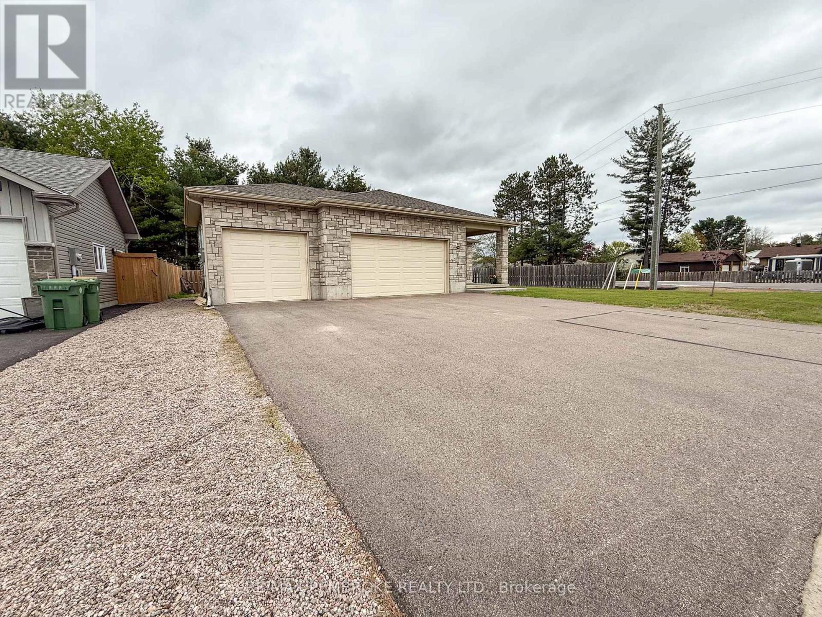 2 Marquis Drive, Petawawa, Ontario  K8H 0E5 - Photo 4 - X12167608