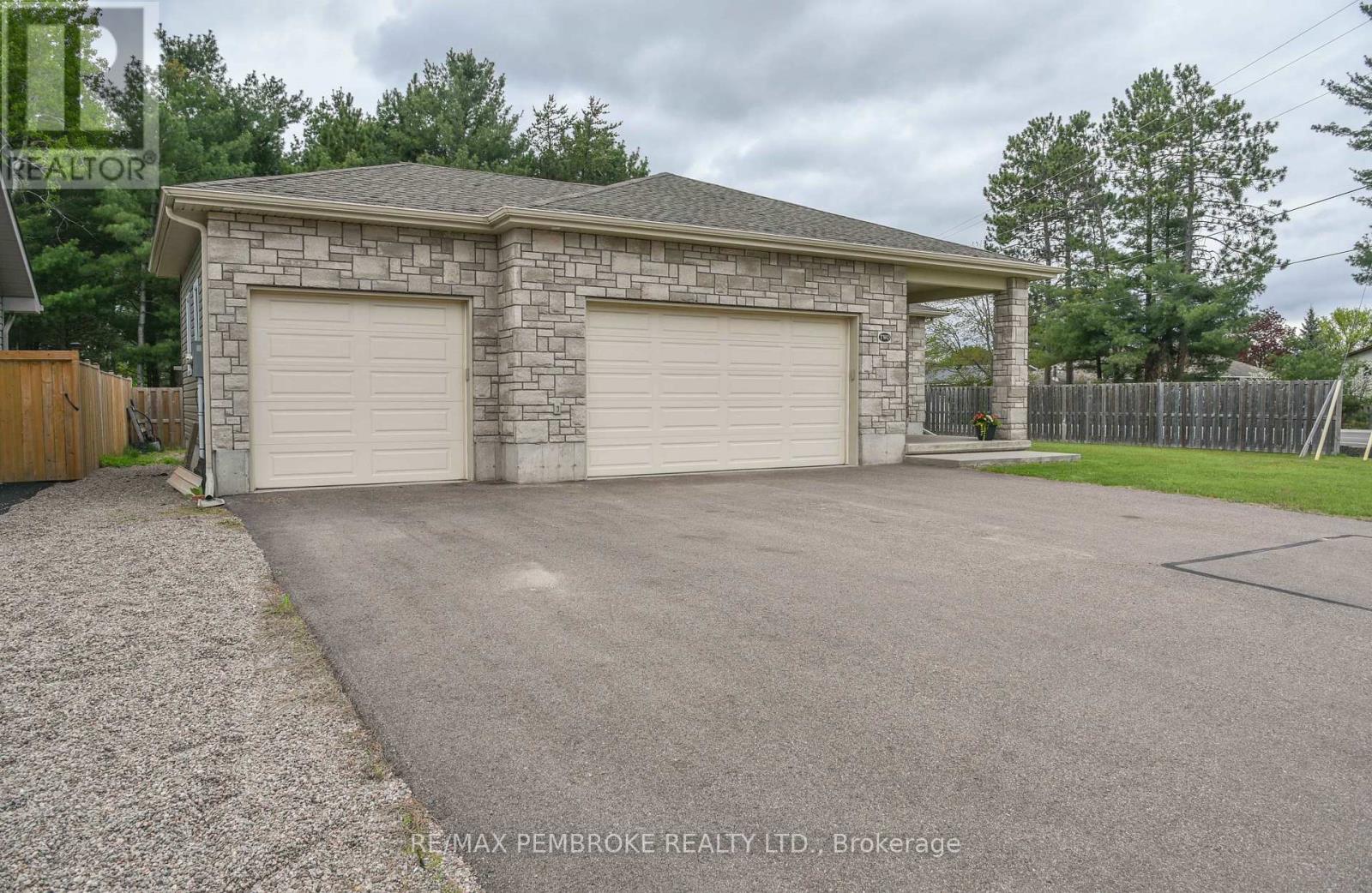 2 Marquis Drive, Petawawa, Ontario  K8H 0E5 - Photo 5 - X12167608