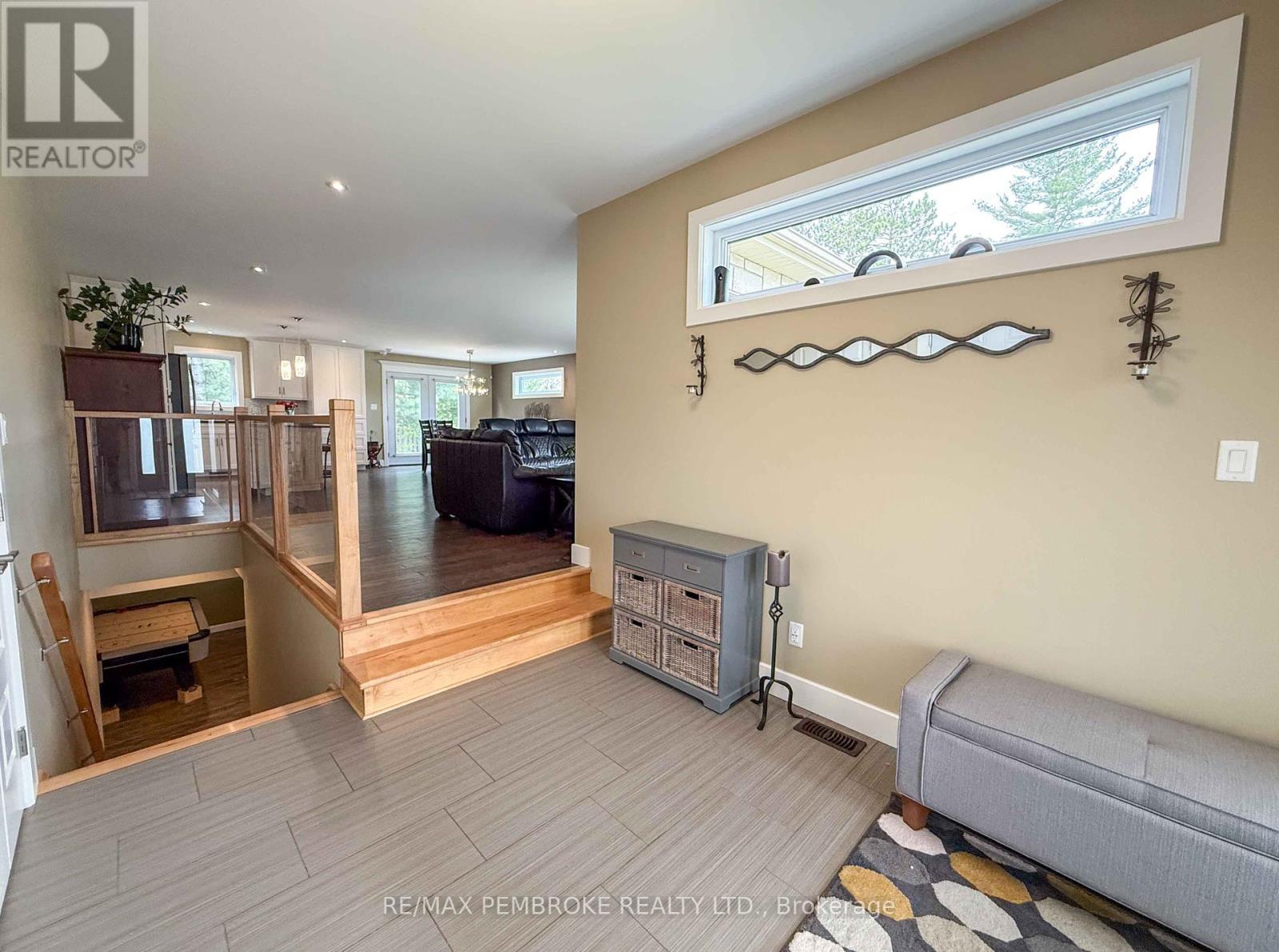 2 Marquis Drive, Petawawa, Ontario  K8H 0E5 - Photo 6 - X12167608