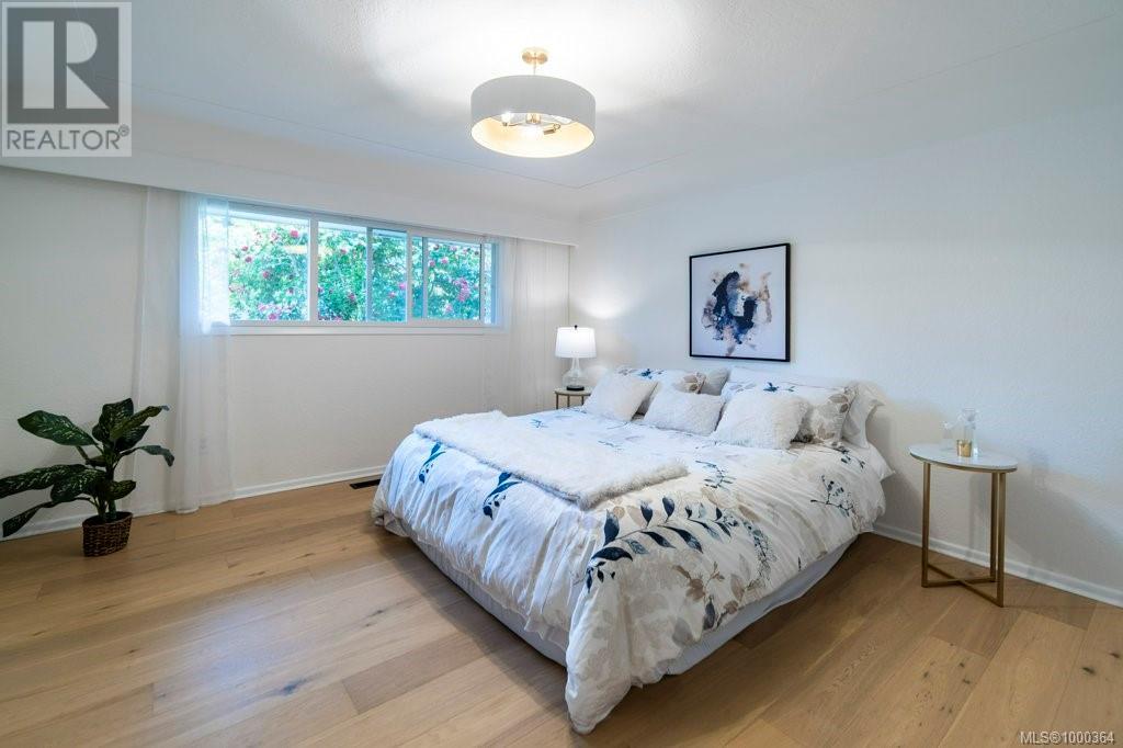 Property at 1890 Grandview Dr image 4