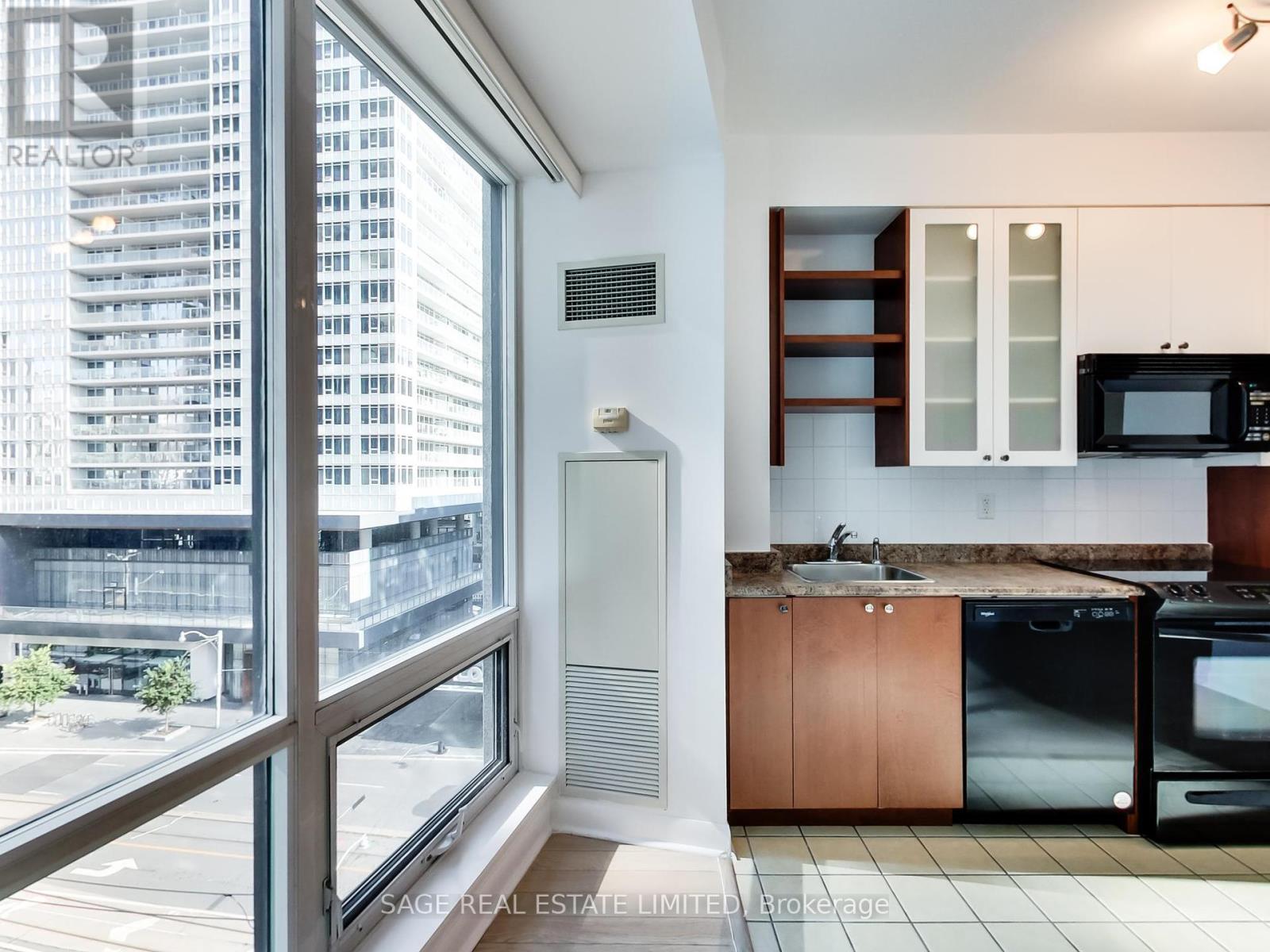 702 - 600 Fleet Street, Toronto, Ontario  M6K 3P5 - Photo 7 - C12167607