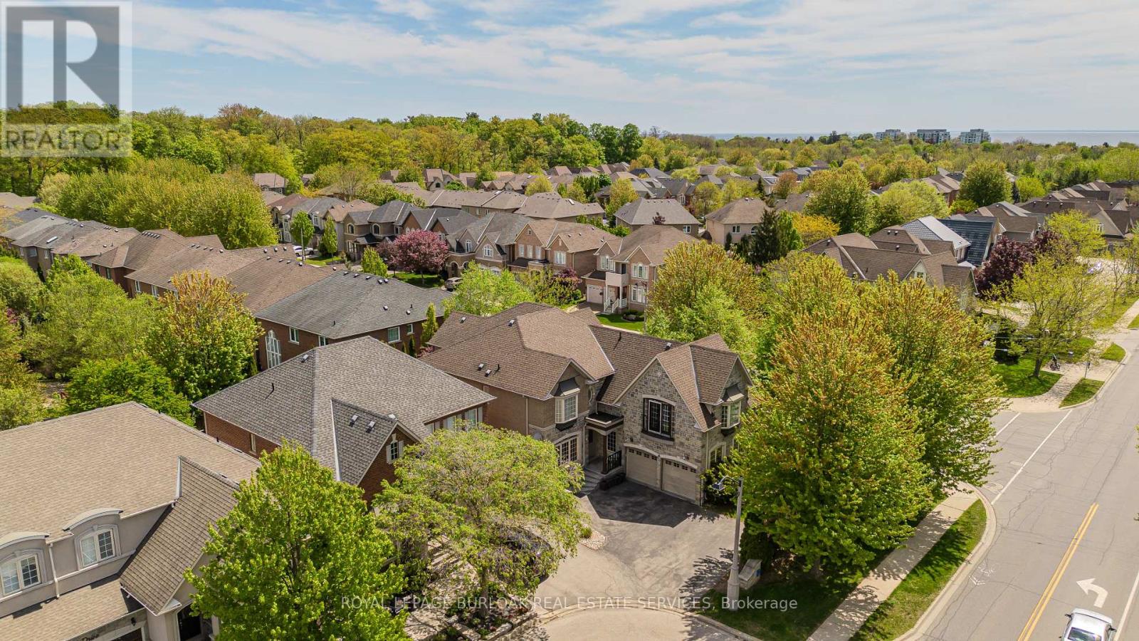 373 Burloak Drive, Oakville, Ontario  L6L 6W8 - Photo 5 - W12166999