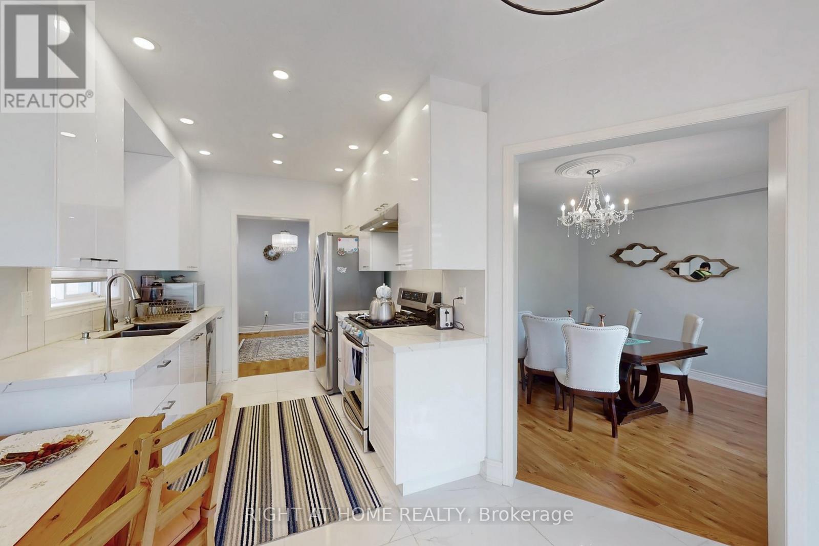 805 Stonehaven Avenue S, Newmarket (Stonehaven-Wyndham), Ontario  L3X 2K3 - Photo 21 - N12167610