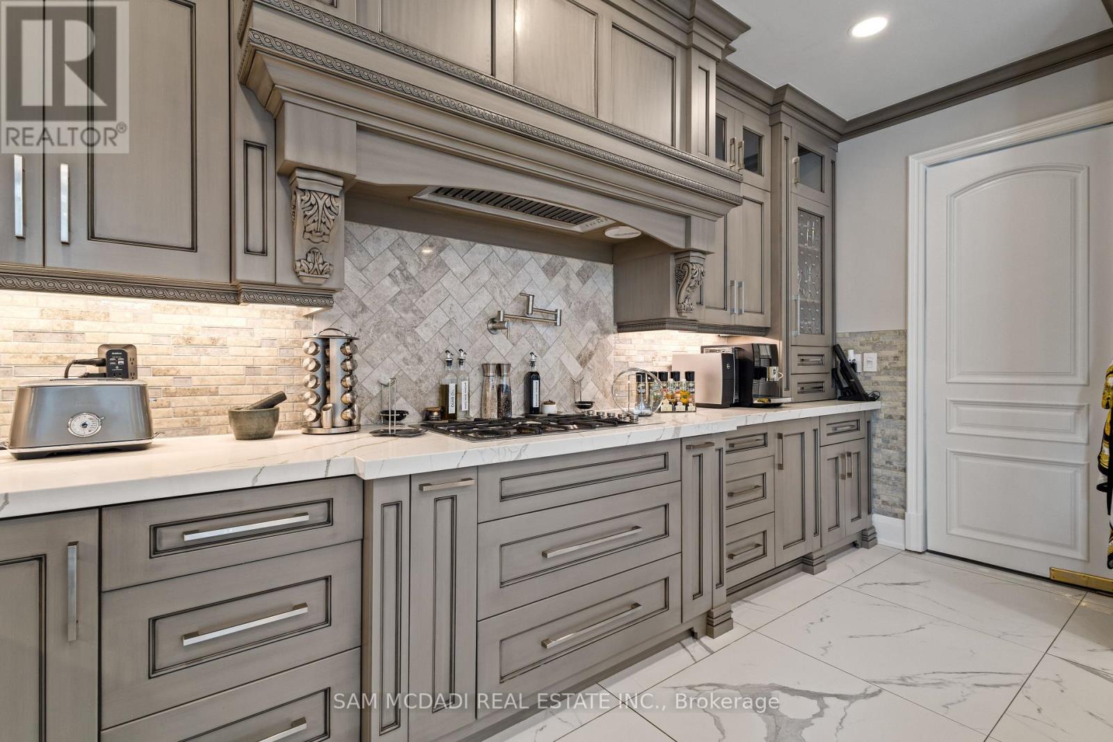 24 Mcarthur Heights, Brampton, Ontario  L6Z 3N2 - Photo 11 - W12167613