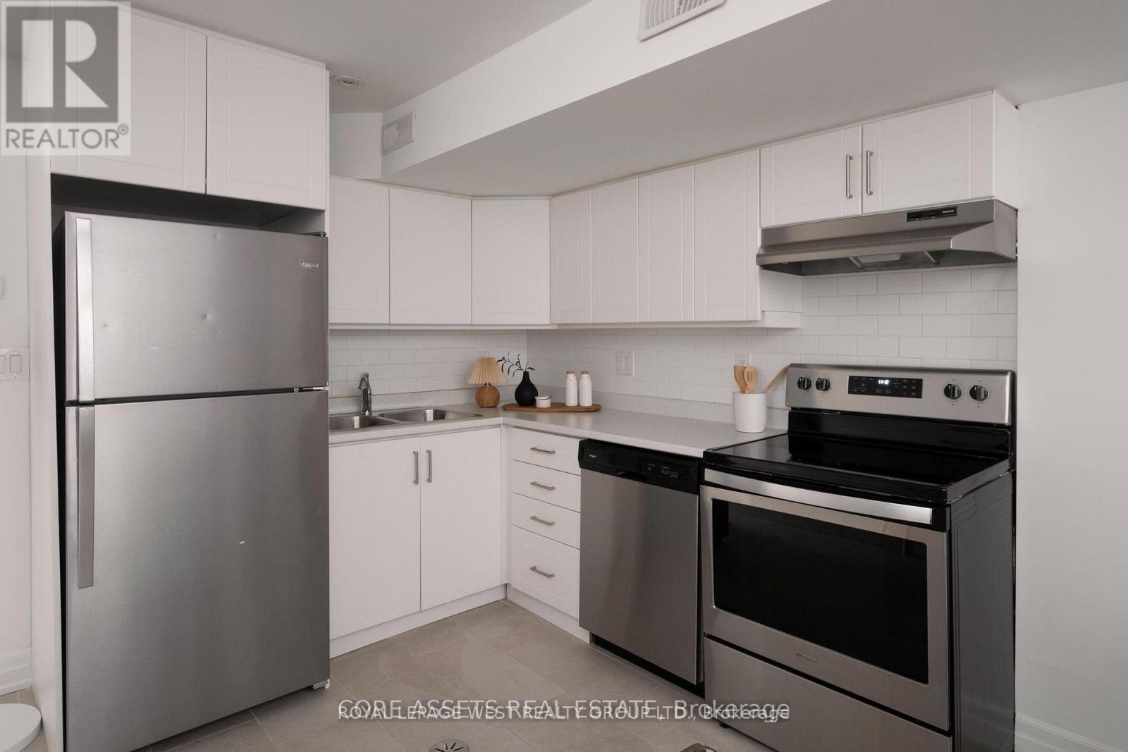 Lower - 26 Royal Street, Toronto, Ontario  M6N 3Z4 - Photo 4 - W12167632