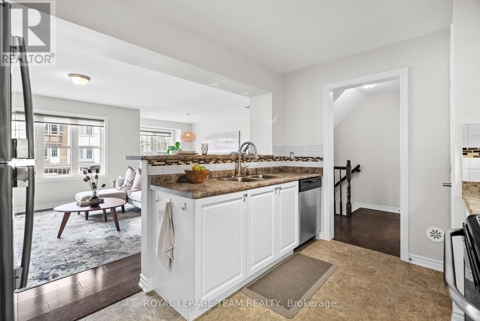 601 Meadowcreek Circle, Ottawa, Ontario  K2M 0J9 - Photo 11 - X12167577