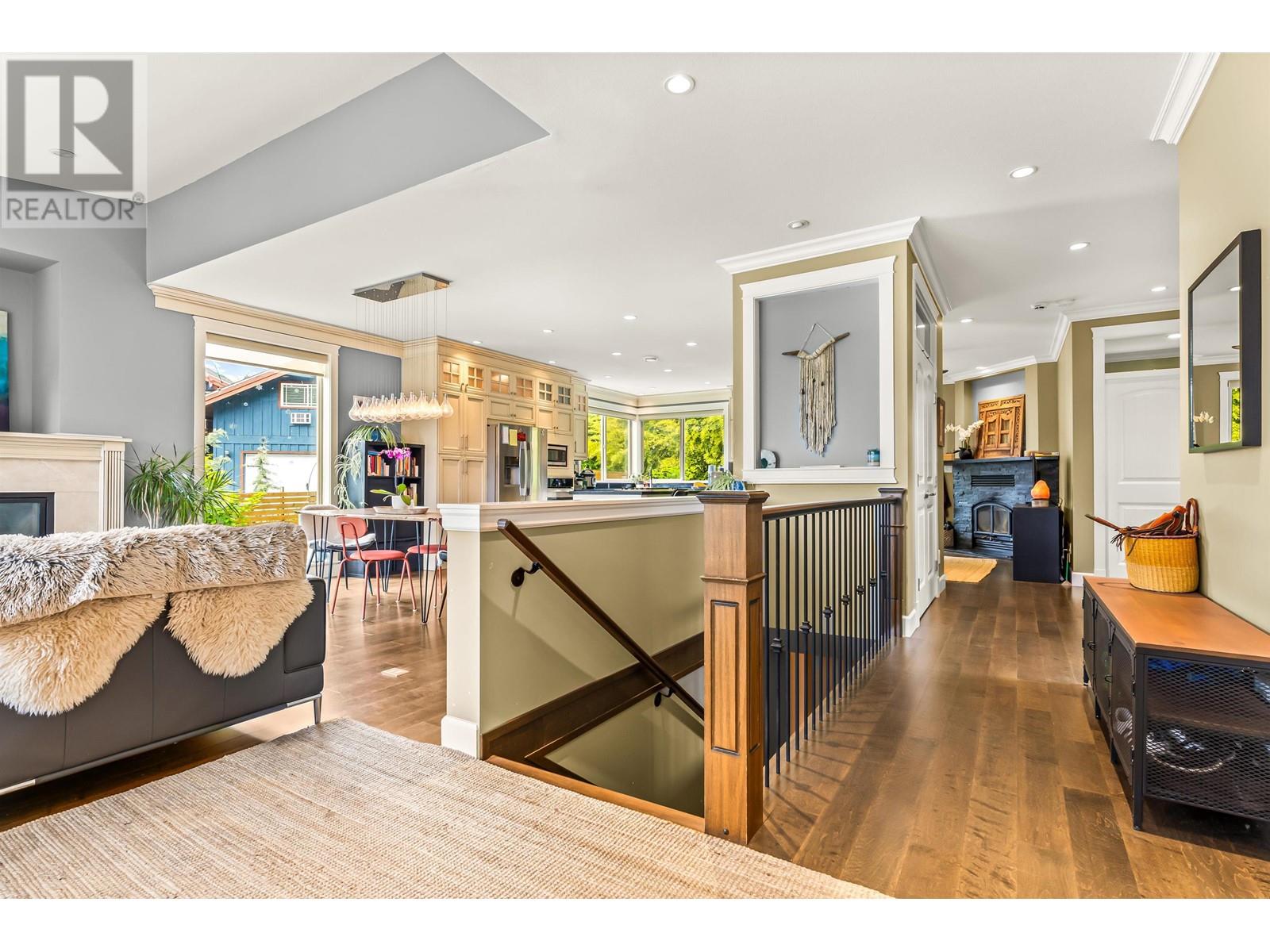 915 Thistle Place, Britannia Beach, British Columbia  V0N 1J0 - Photo 3 - R3006302