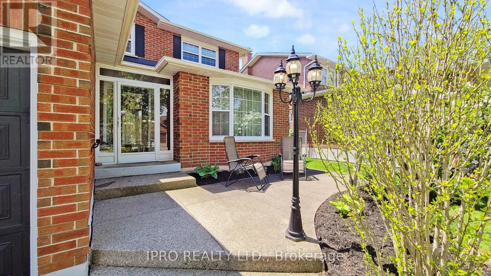 2088 Madden Boulevard, Oakville, Ontario  L6H 3L6 - Photo 2 - W12167733