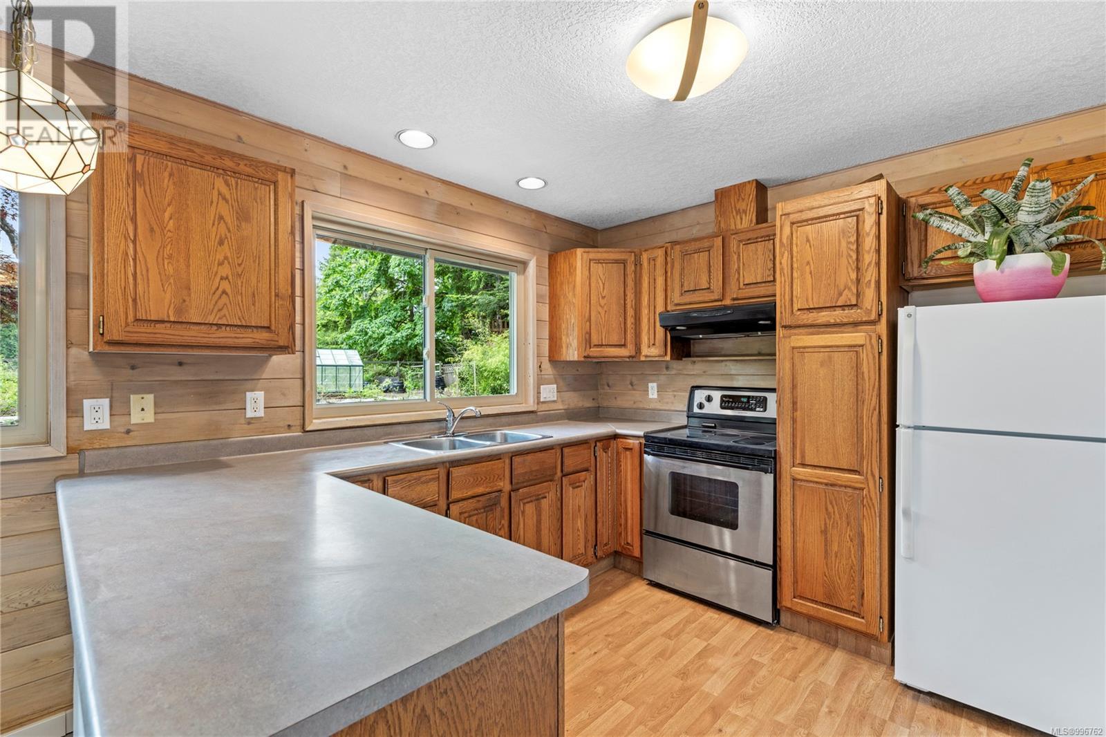 Property at 945 Terrien Way image 5