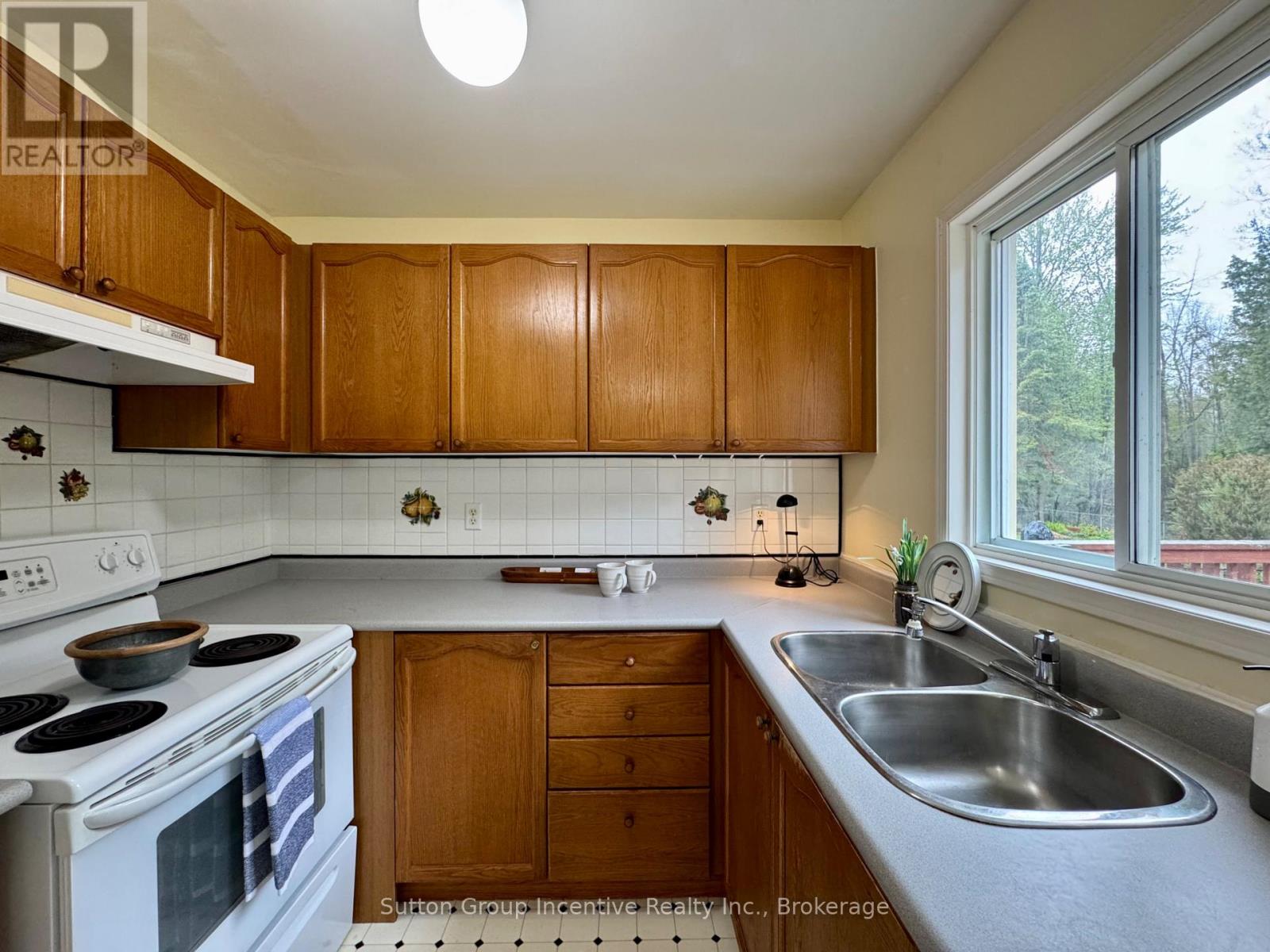 4 Bush Crescent, Wasaga Beach, Ontario  L9Z 1M2 - Photo 11 - S12167750