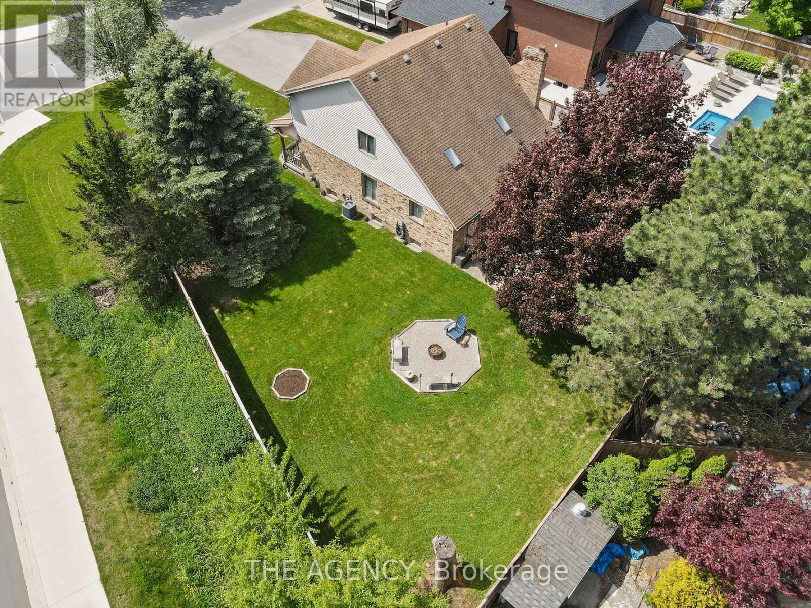 106 Spruceside Crescent, Pelham (Fonthill), Ontario  L0S 1E0 - Photo 5 - X12167791