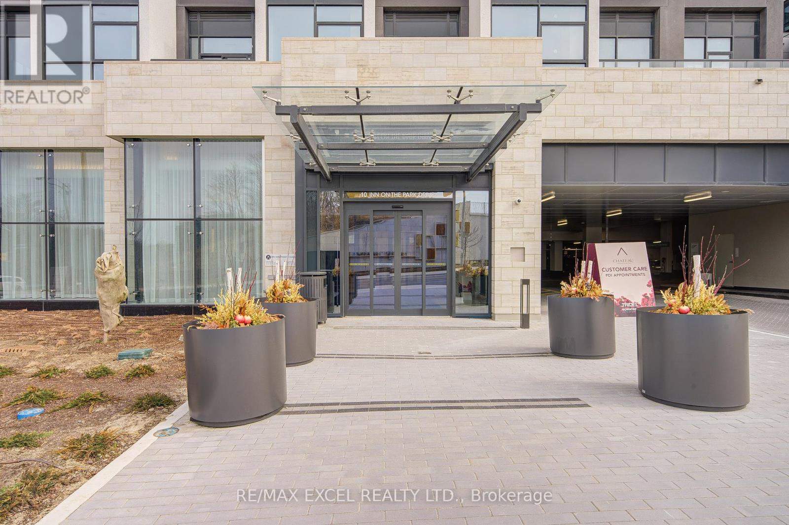 2206 - 10 Inn On The Park Drive, Toronto, Ontario  M3C 0P9 - Photo 2 - C12167798