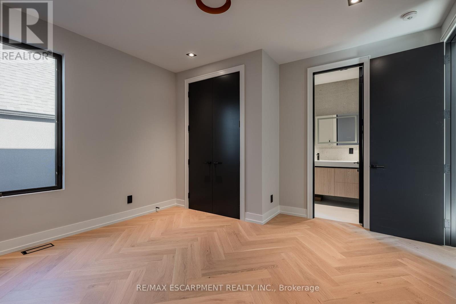 696 Montbeck Crescent, Mississauga, Ontario  L5G 1P3 - Photo 13 - W12167799