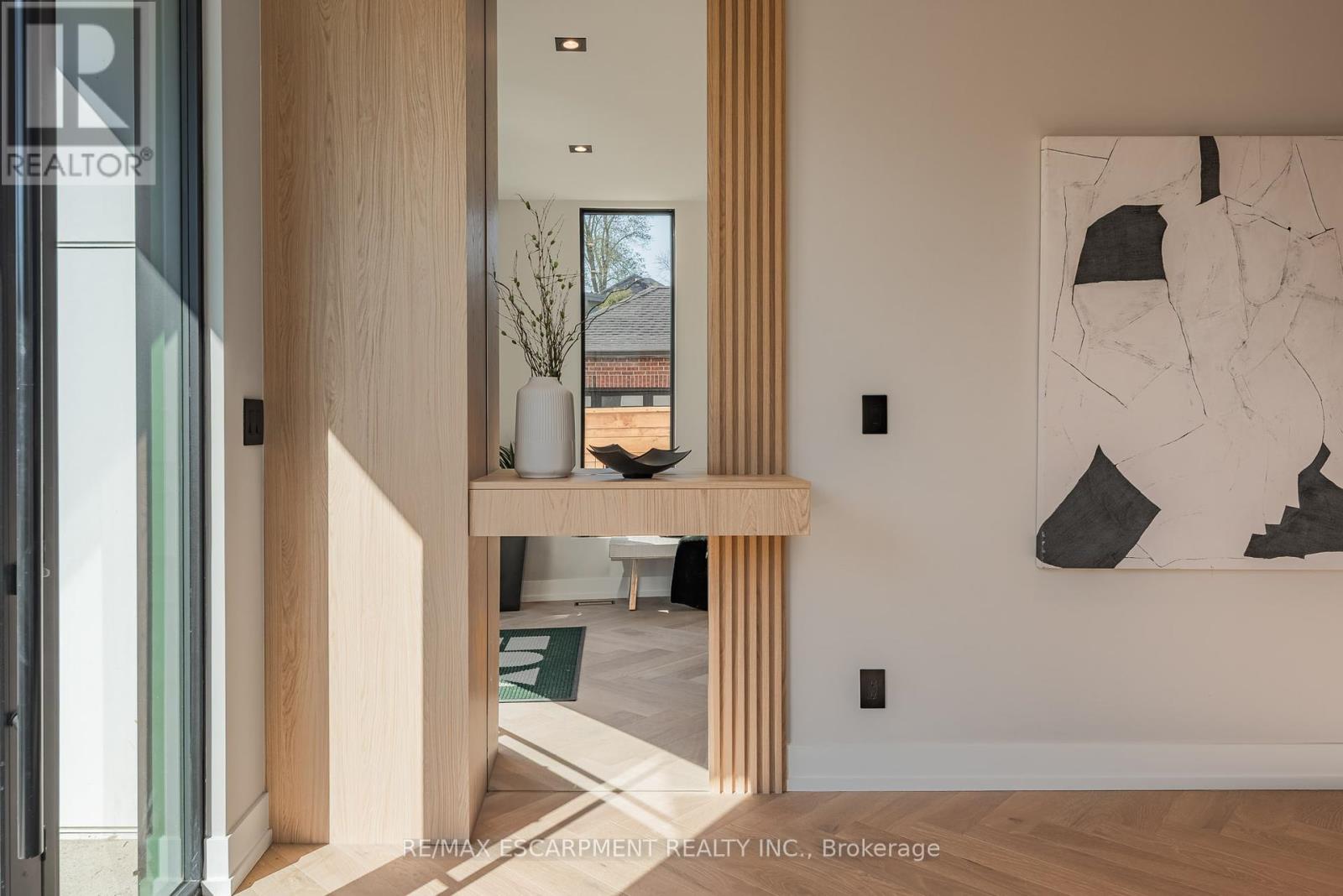 696 Montbeck Crescent, Mississauga, Ontario  L5G 1P3 - Photo 4 - W12167799