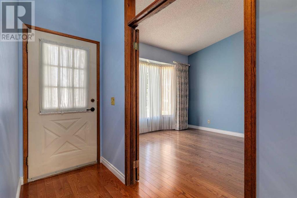 764 Coach Bluff Crescent Sw, Calgary, Alberta  T3H 1A8 - Photo 3 - A2218367