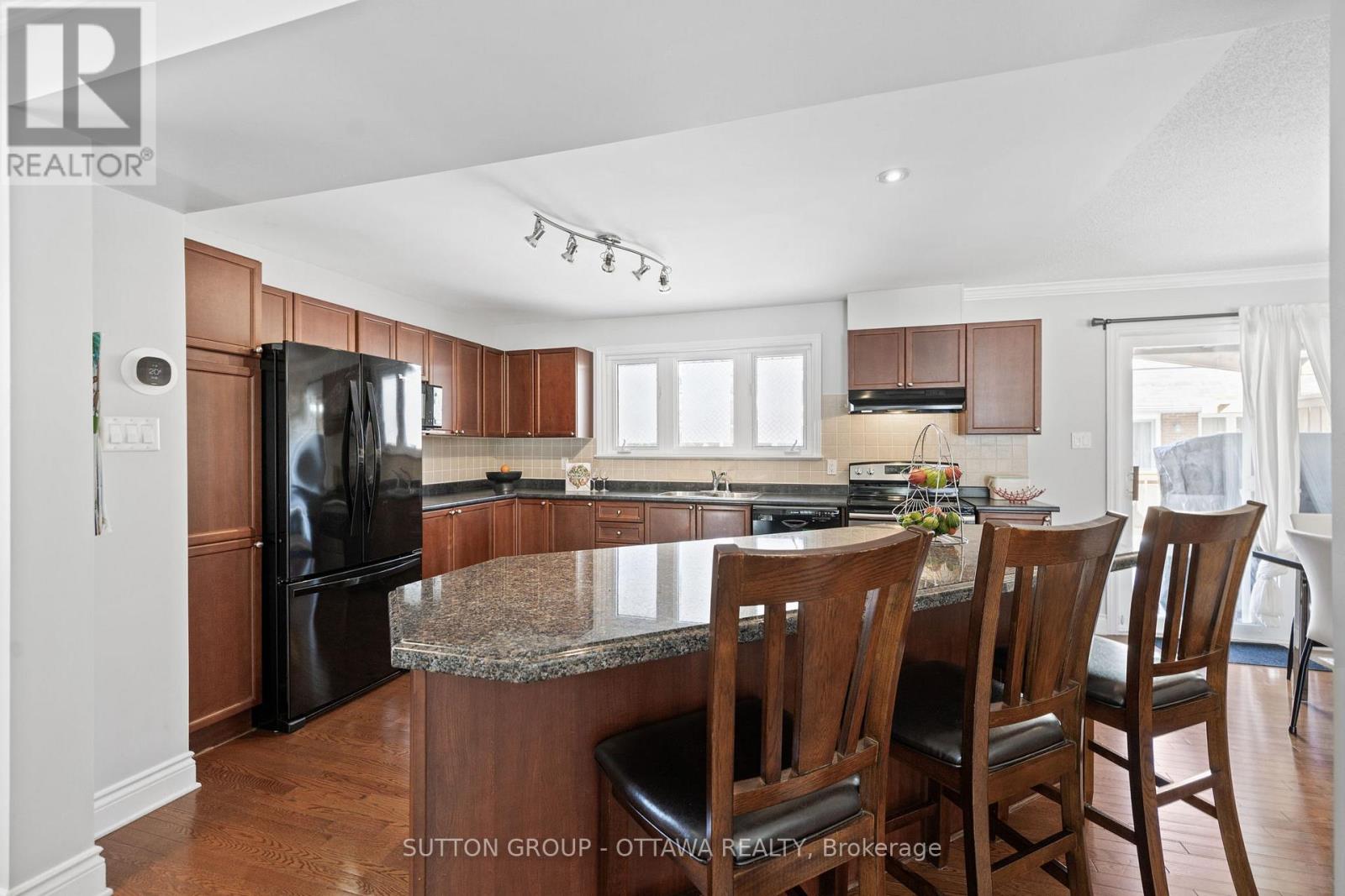124 Monterey Drive, Ottawa, Ontario  K2H 7A8 - Photo 6 - X12167855