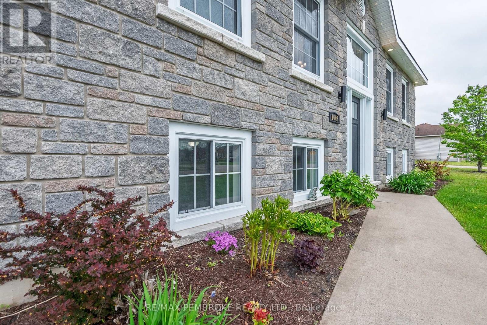 1002 Riverstone Trail, Petawawa, Ontario  K8H 0B3 - Photo 2 - X12167905