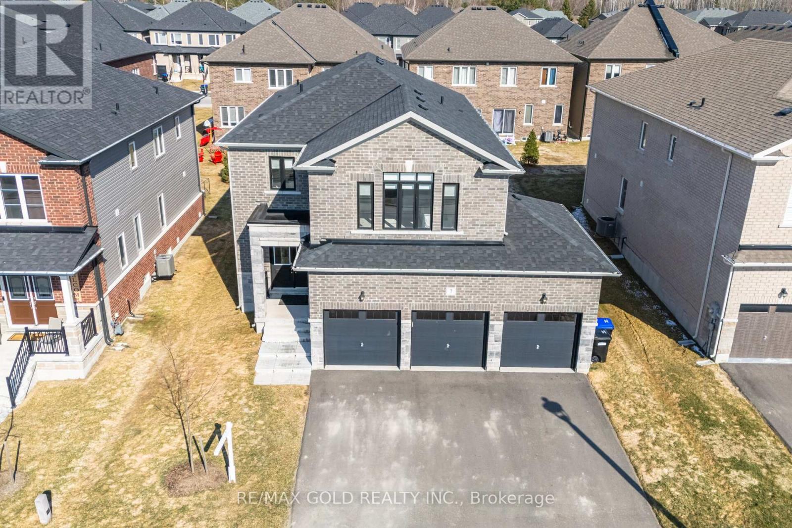 7 Middleton Drive, Wasaga Beach, Ontario  L9Z 0L1 - Photo 2 - S12167878