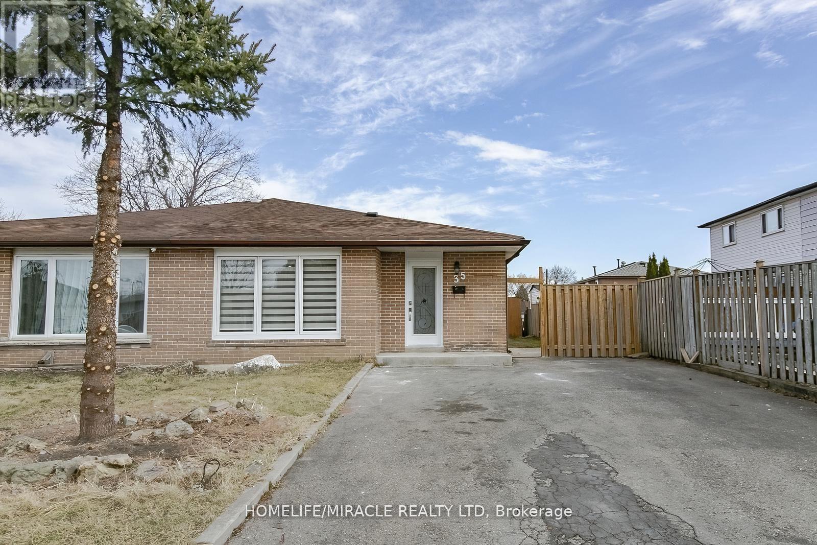 35 Deeside Crescent, Brampton, Ontario  L6T 3L8 - Photo 2 - W12167900